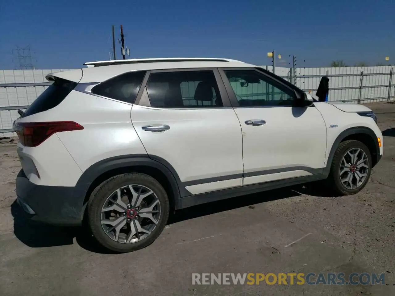 3 Photograph of a damaged car KNDETCA20M7204874 KIA SELTOS 2021