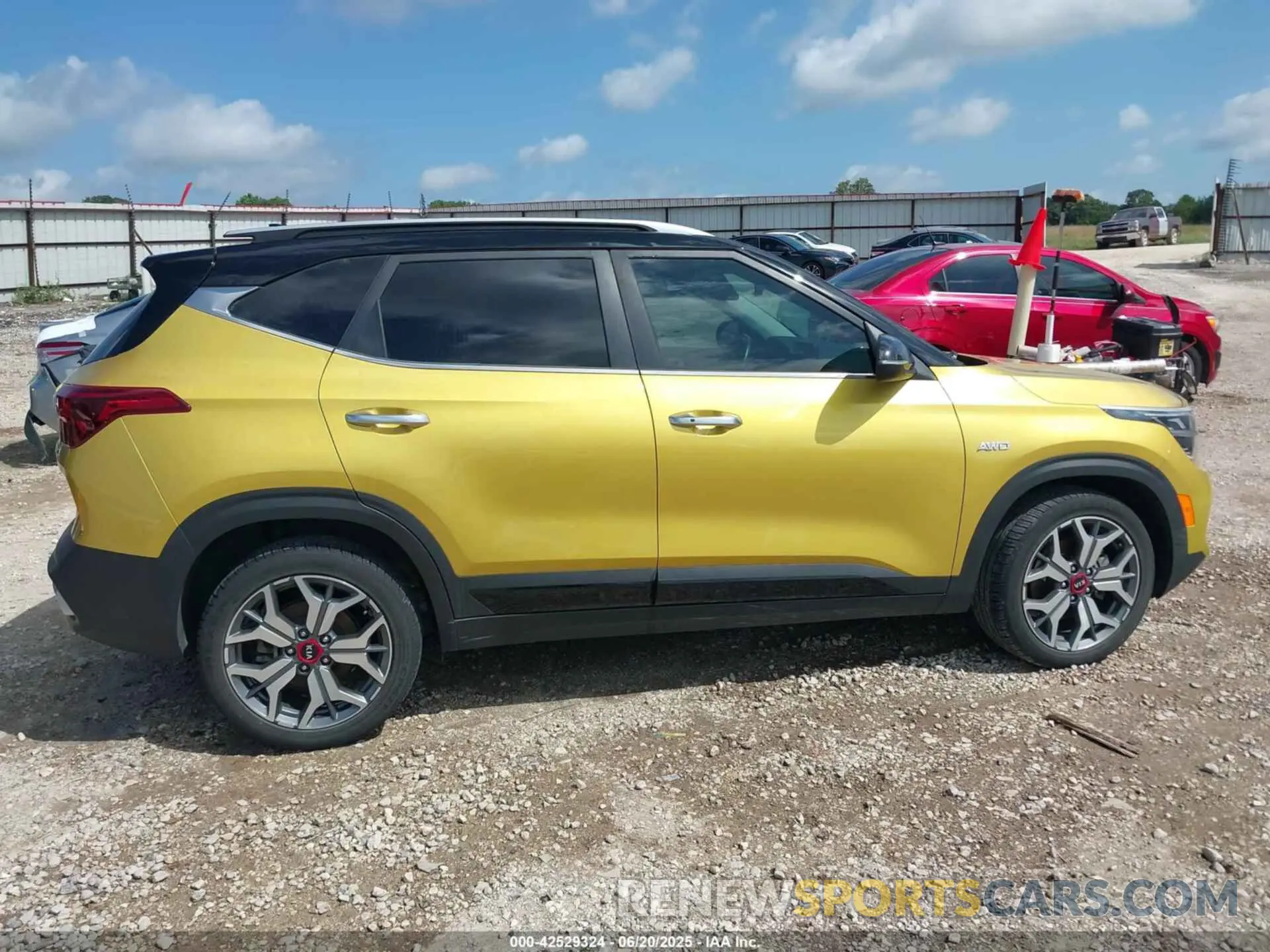 13 Photograph of a damaged car KNDETCA21M7060350 KIA SELTOS 2021