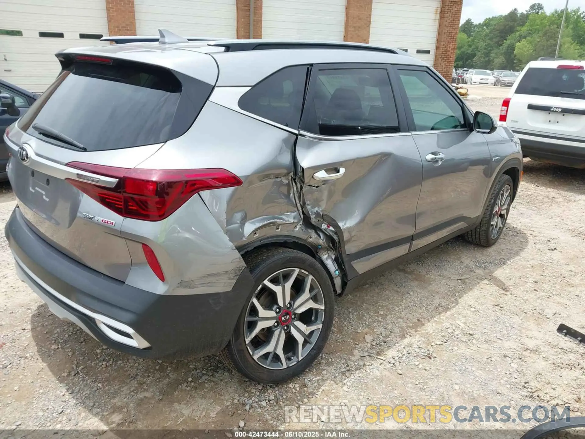 4 Photograph of a damaged car KNDETCA21M7143521 KIA SELTOS 2021