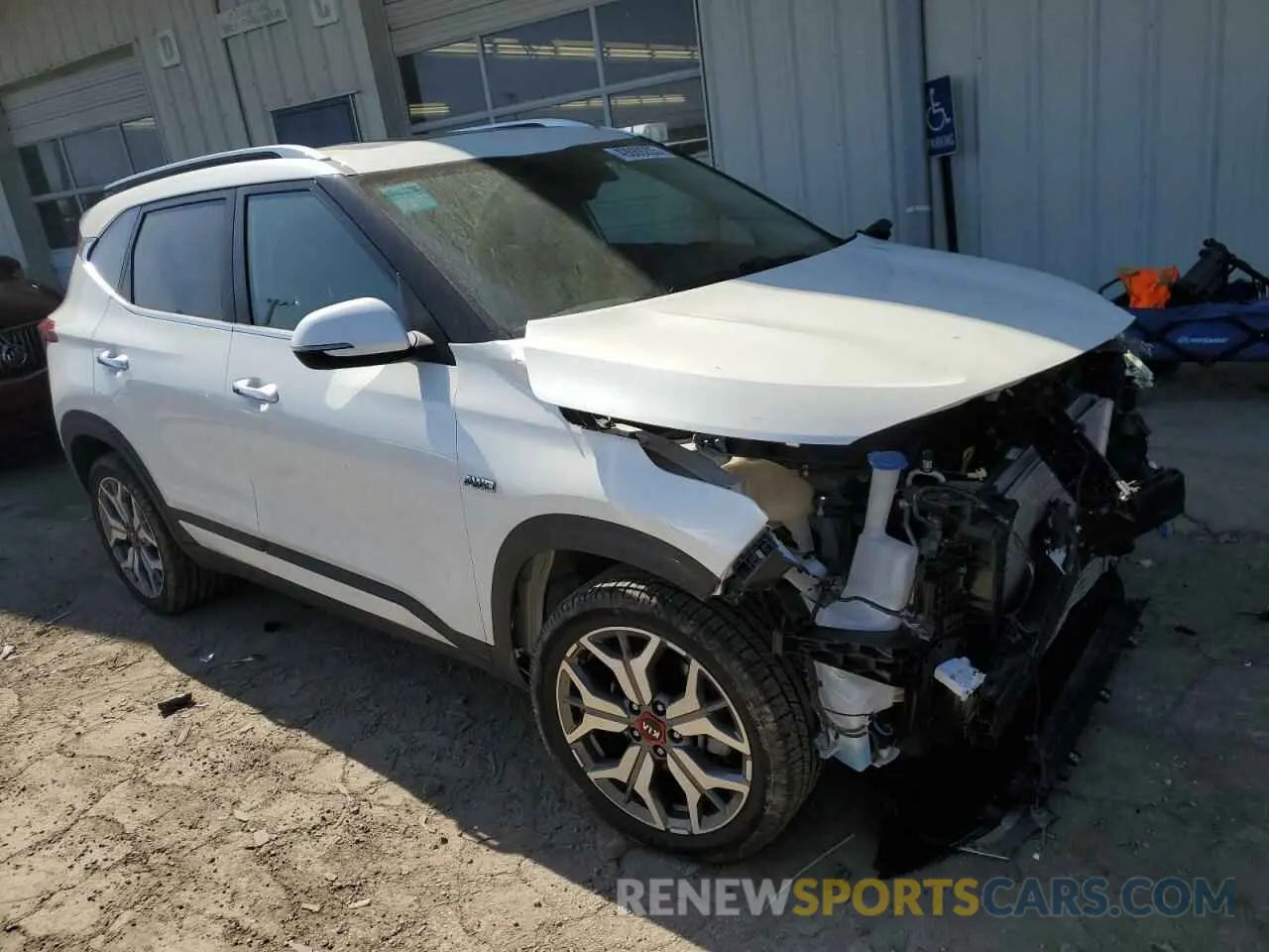4 Photograph of a damaged car KNDETCA23M7082933 KIA SELTOS 2021