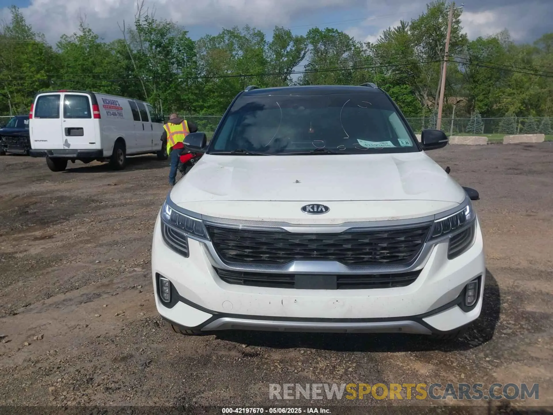 13 Photograph of a damaged car KNDETCA23M7218221 KIA SELTOS 2021