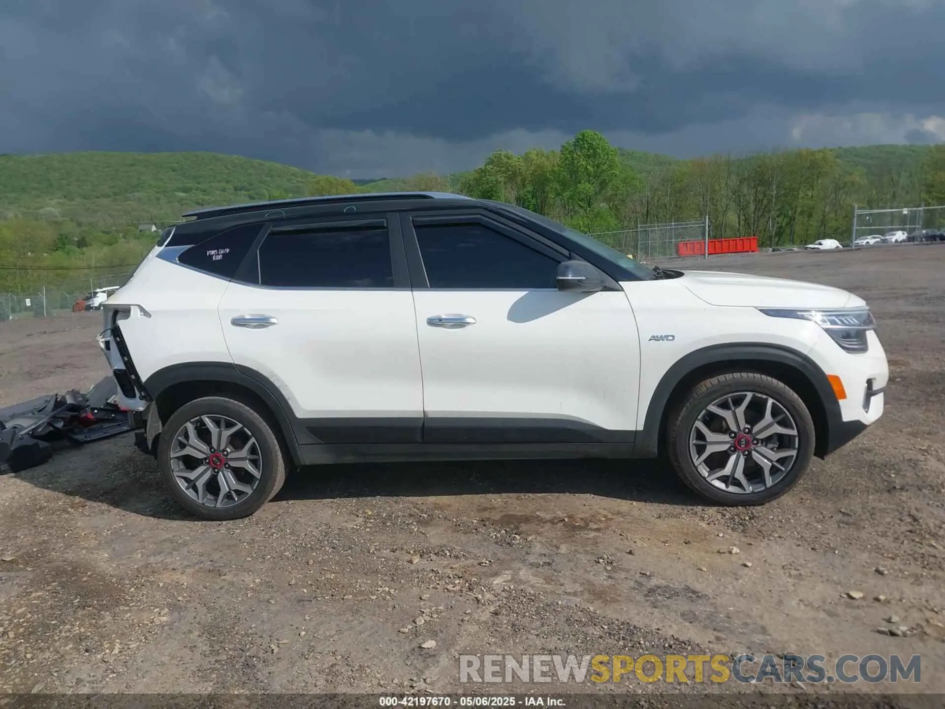 14 Photograph of a damaged car KNDETCA23M7218221 KIA SELTOS 2021