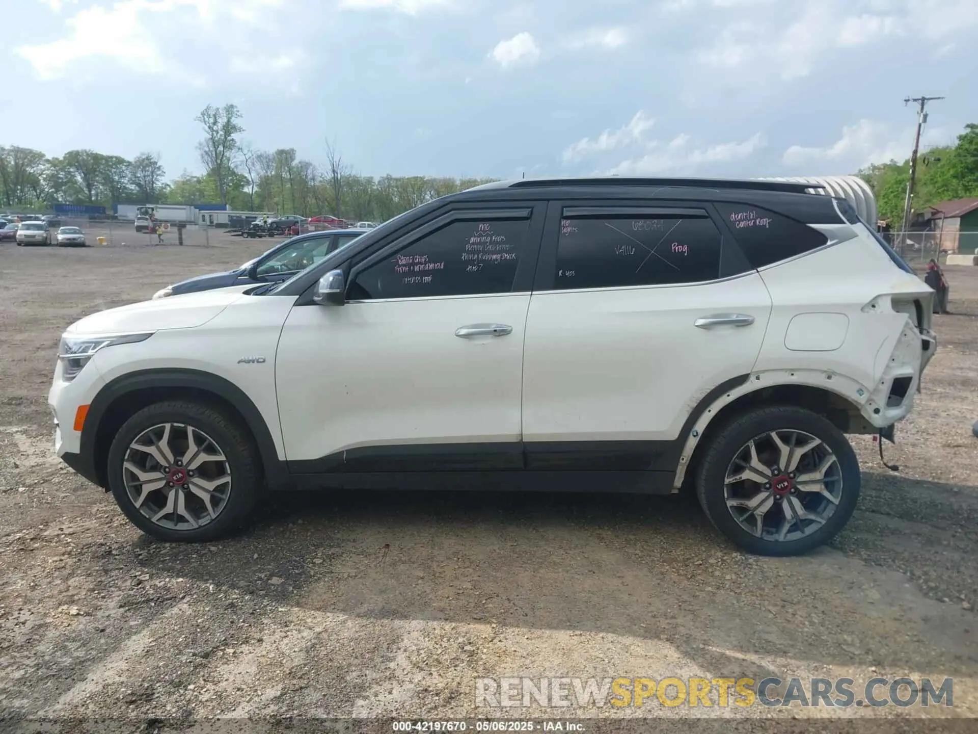 15 Photograph of a damaged car KNDETCA23M7218221 KIA SELTOS 2021