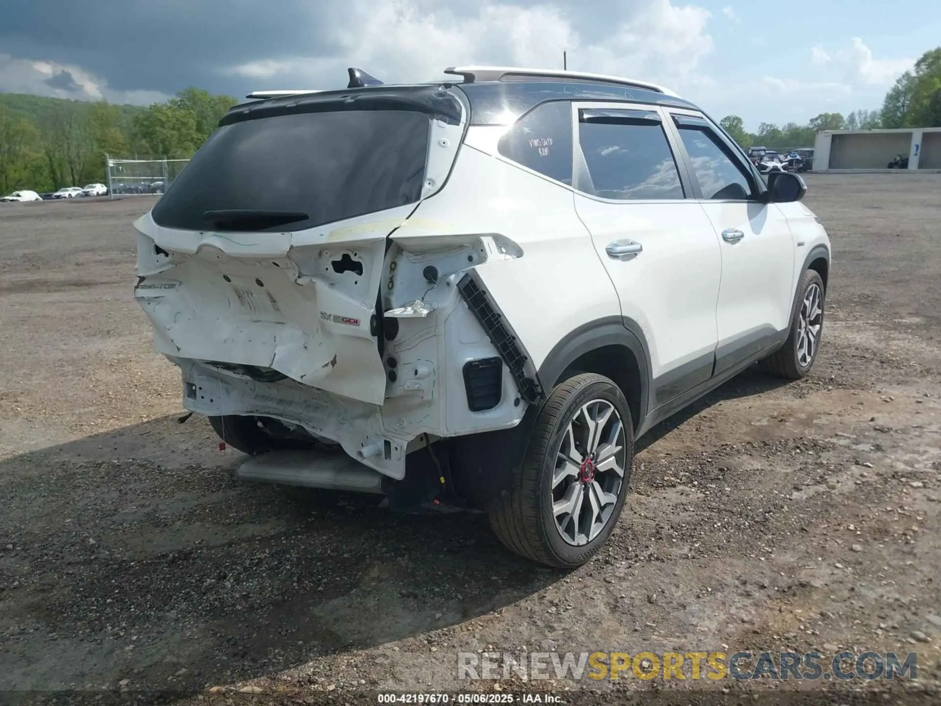 4 Photograph of a damaged car KNDETCA23M7218221 KIA SELTOS 2021