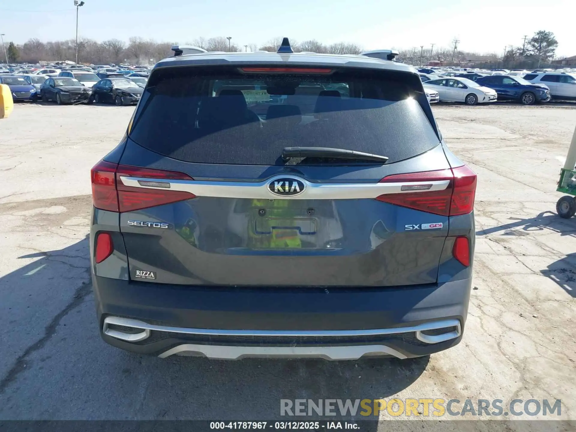 17 Photograph of a damaged car KNDETCA24M7116667 KIA SELTOS 2021