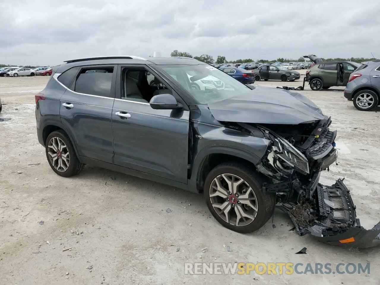 4 Photograph of a damaged car KNDETCA27M7203303 KIA SELTOS 2021
