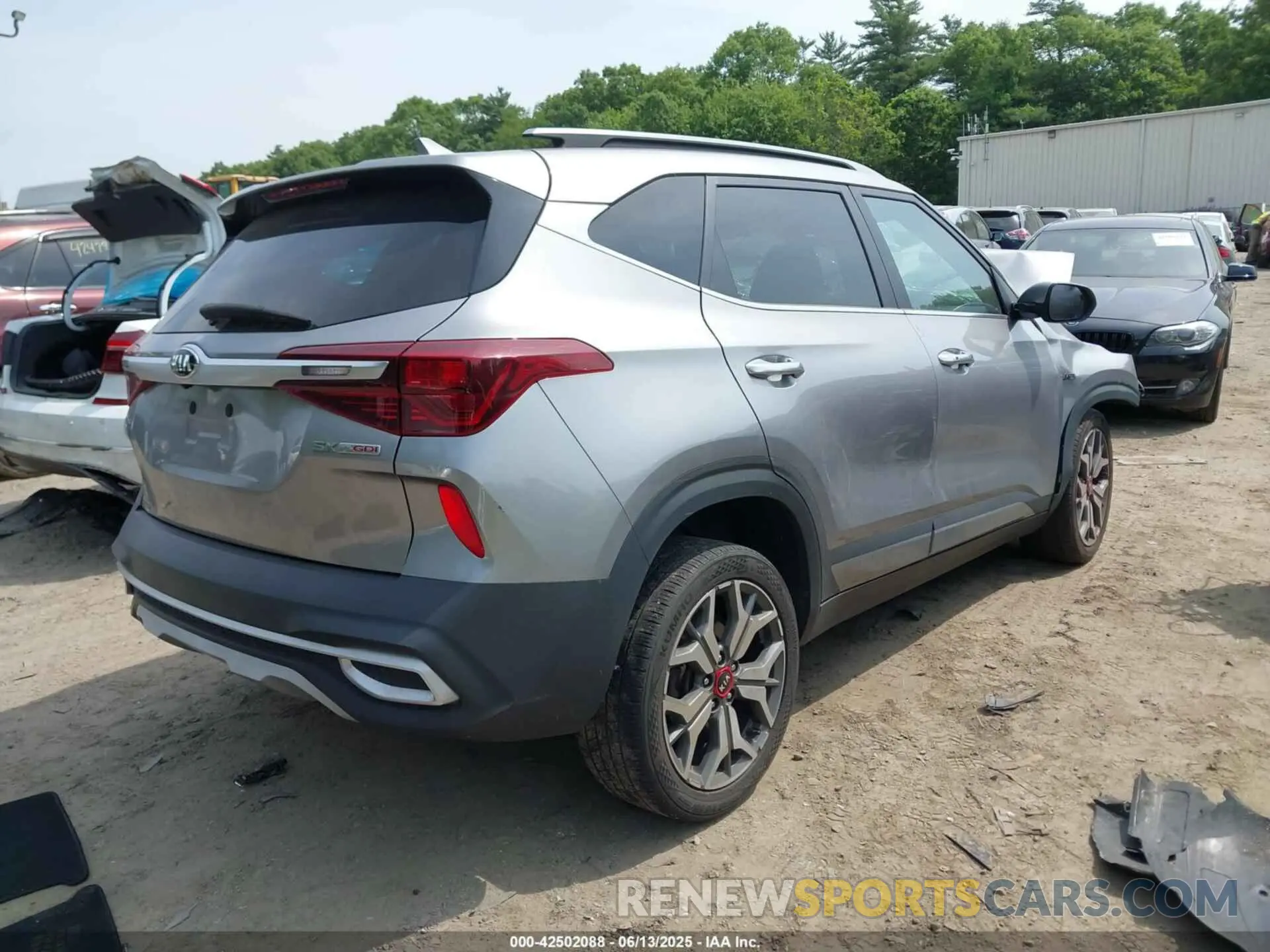 4 Photograph of a damaged car KNDETCA29M7074948 KIA SELTOS 2021
