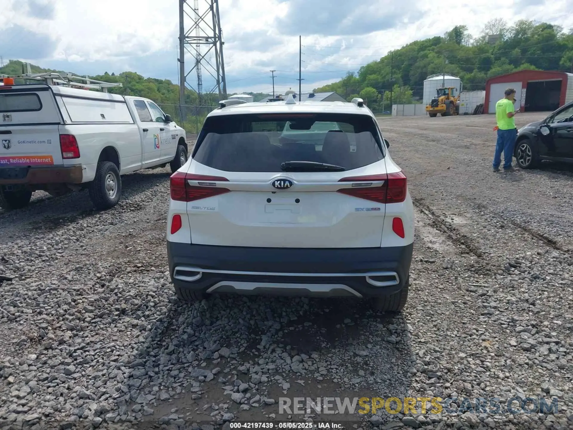 17 Photograph of a damaged car KNDETCA2XM7111926 KIA SELTOS 2021