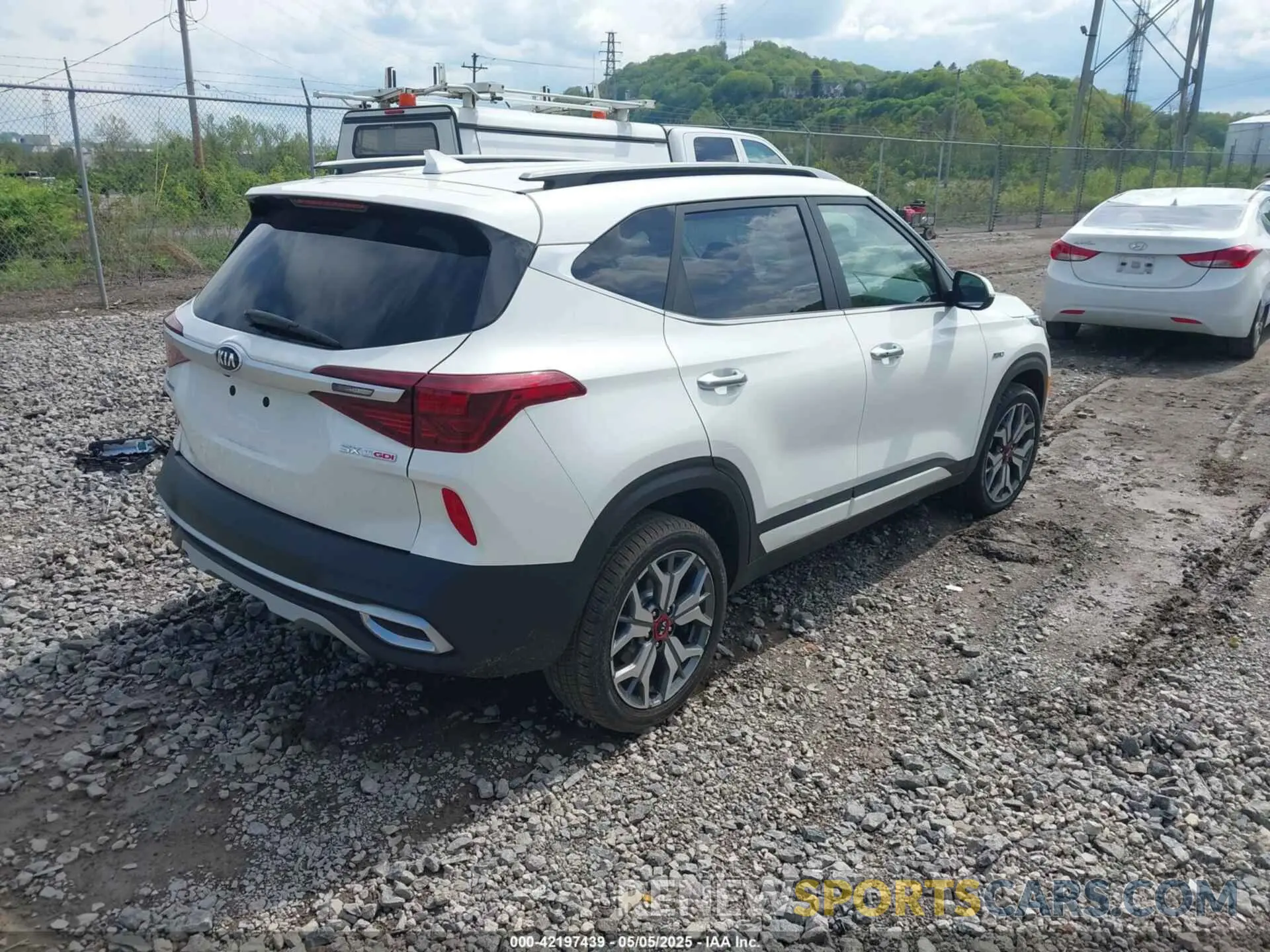 4 Photograph of a damaged car KNDETCA2XM7111926 KIA SELTOS 2021