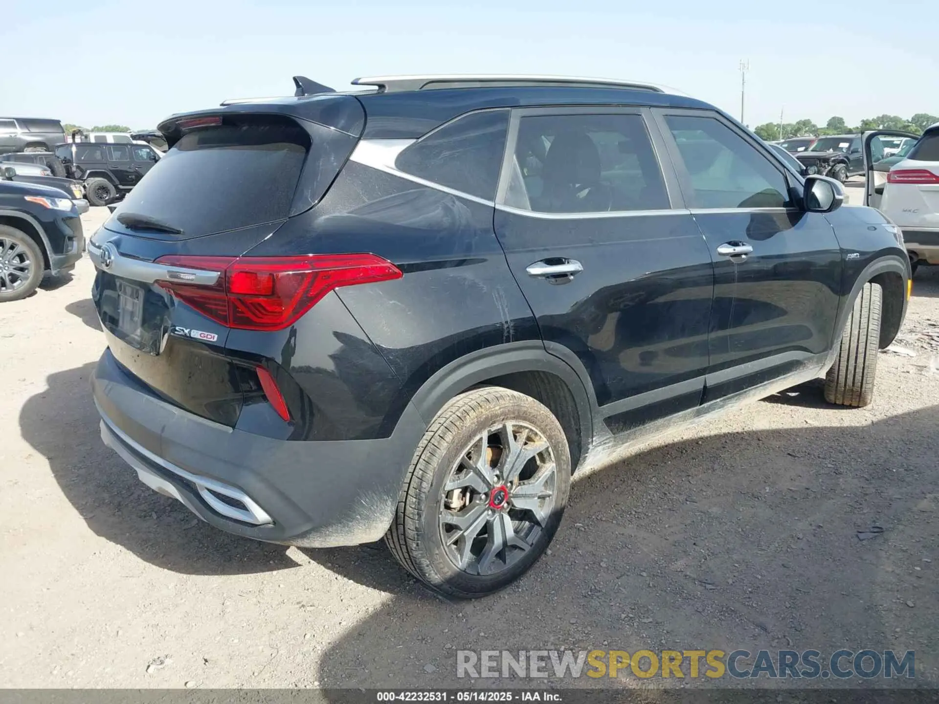 4 Photograph of a damaged car KNDETCA2XM7204218 KIA SELTOS 2021
