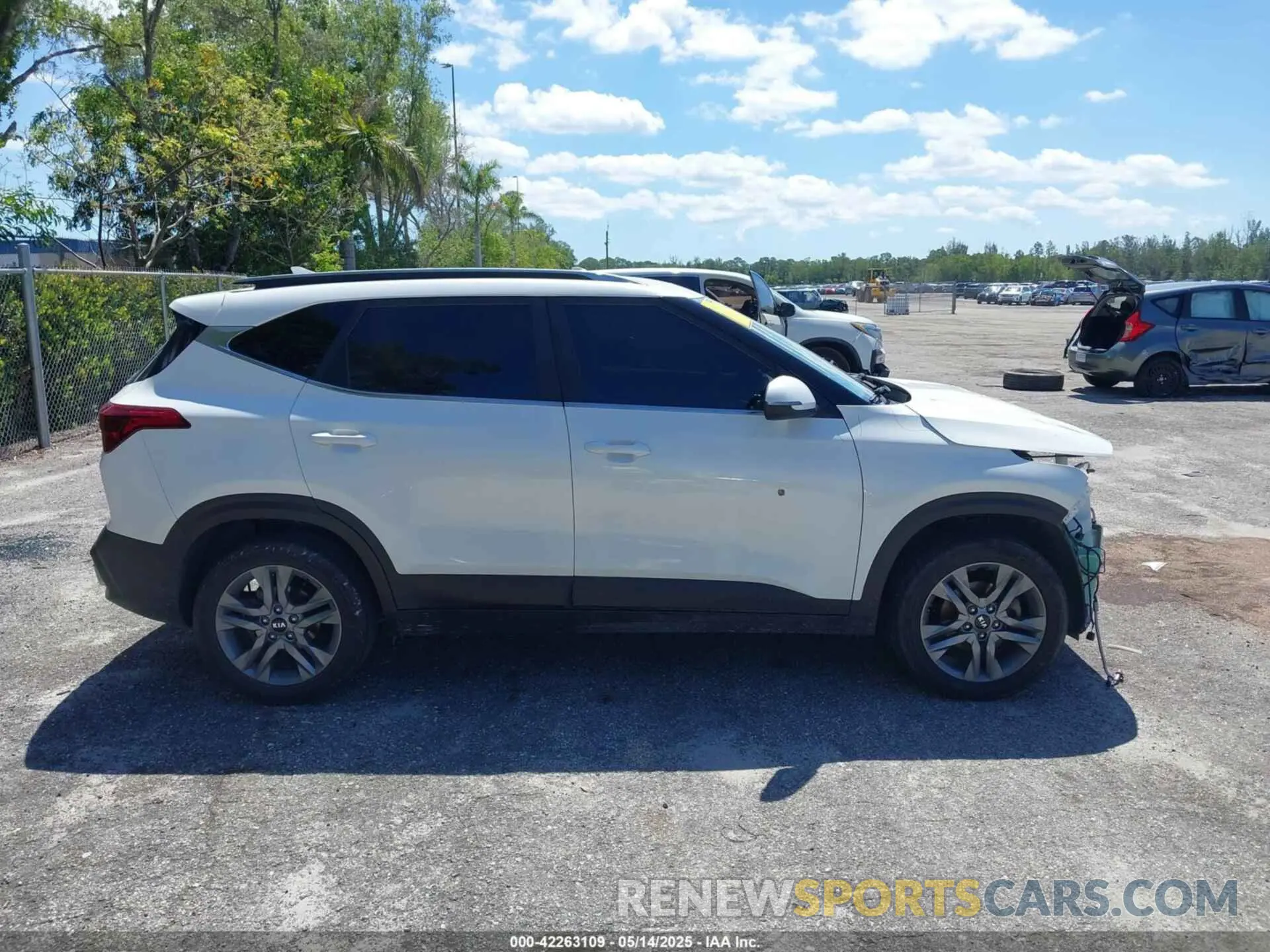 14 Photograph of a damaged car KNDEU2AA0M7096979 KIA SELTOS 2021