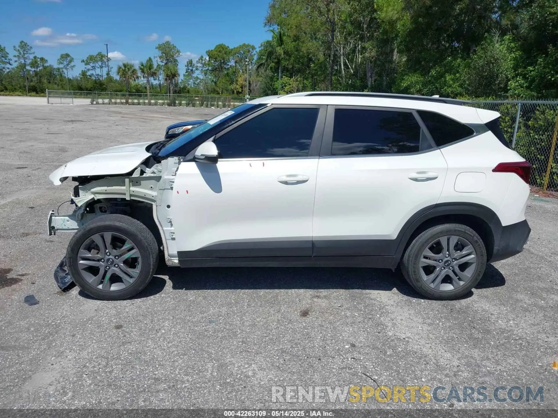 15 Photograph of a damaged car KNDEU2AA0M7096979 KIA SELTOS 2021