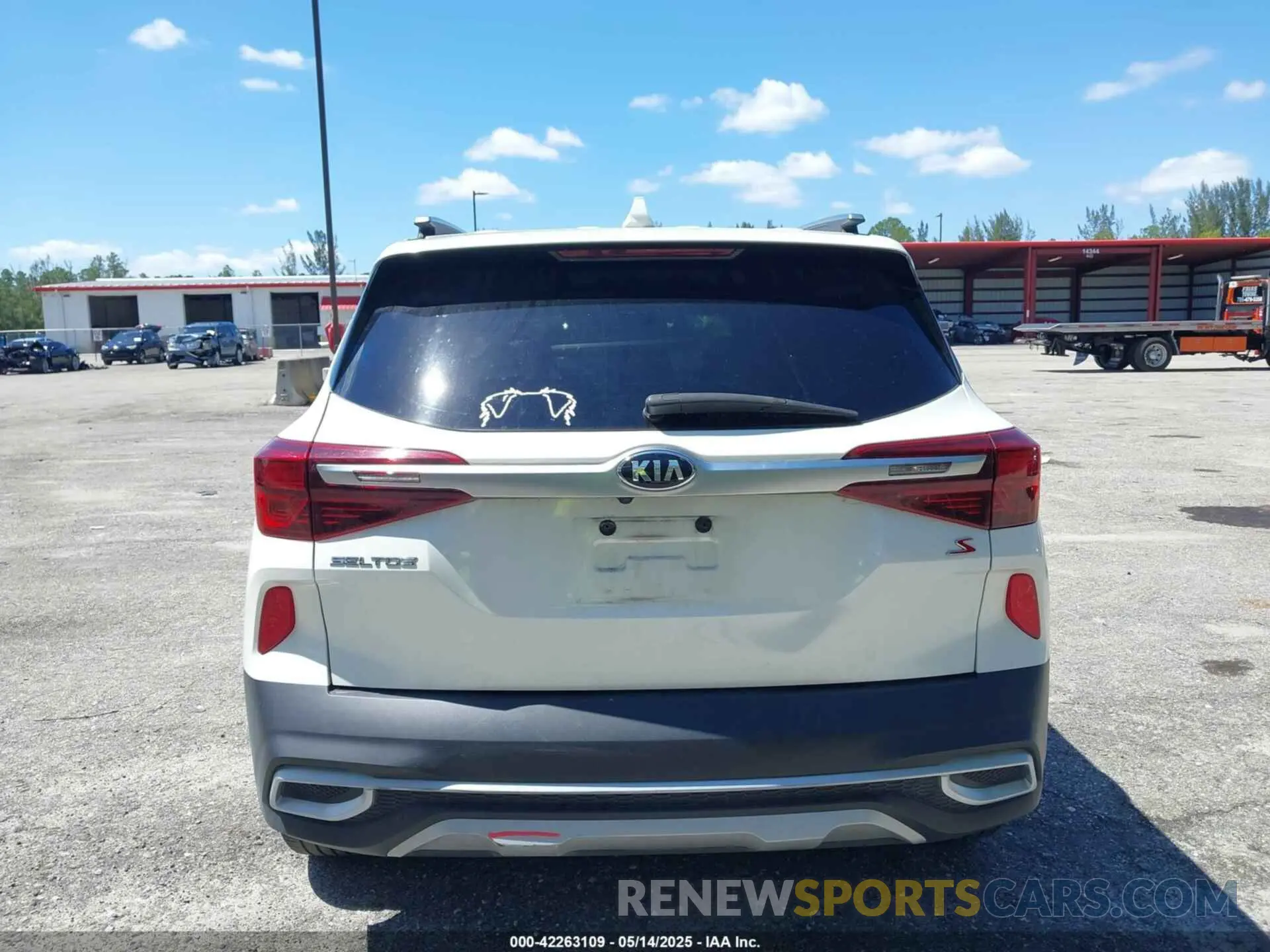 17 Photograph of a damaged car KNDEU2AA0M7096979 KIA SELTOS 2021