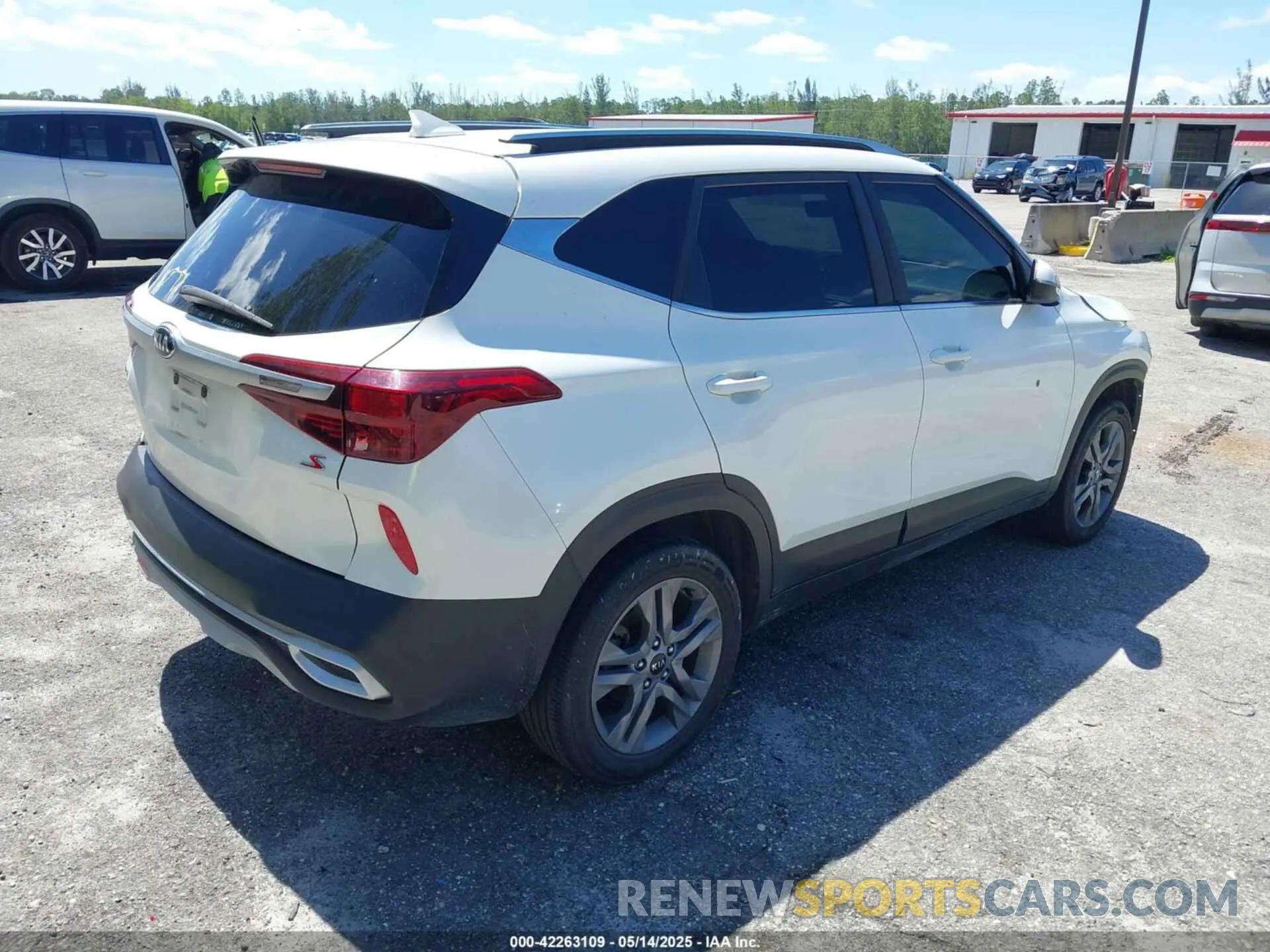 4 Photograph of a damaged car KNDEU2AA0M7096979 KIA SELTOS 2021