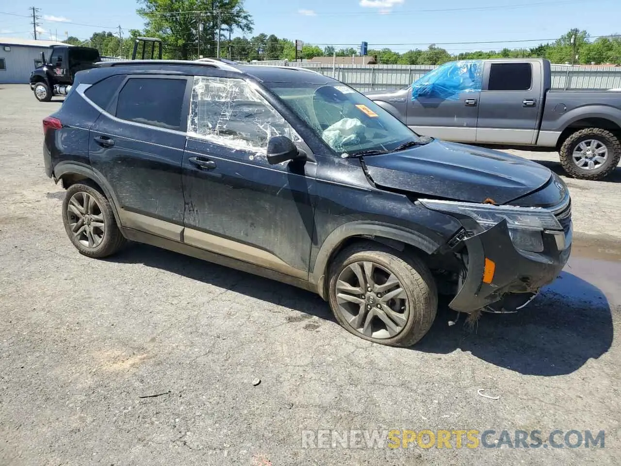 4 Photograph of a damaged car KNDEU2AA2M7095039 KIA SELTOS 2021