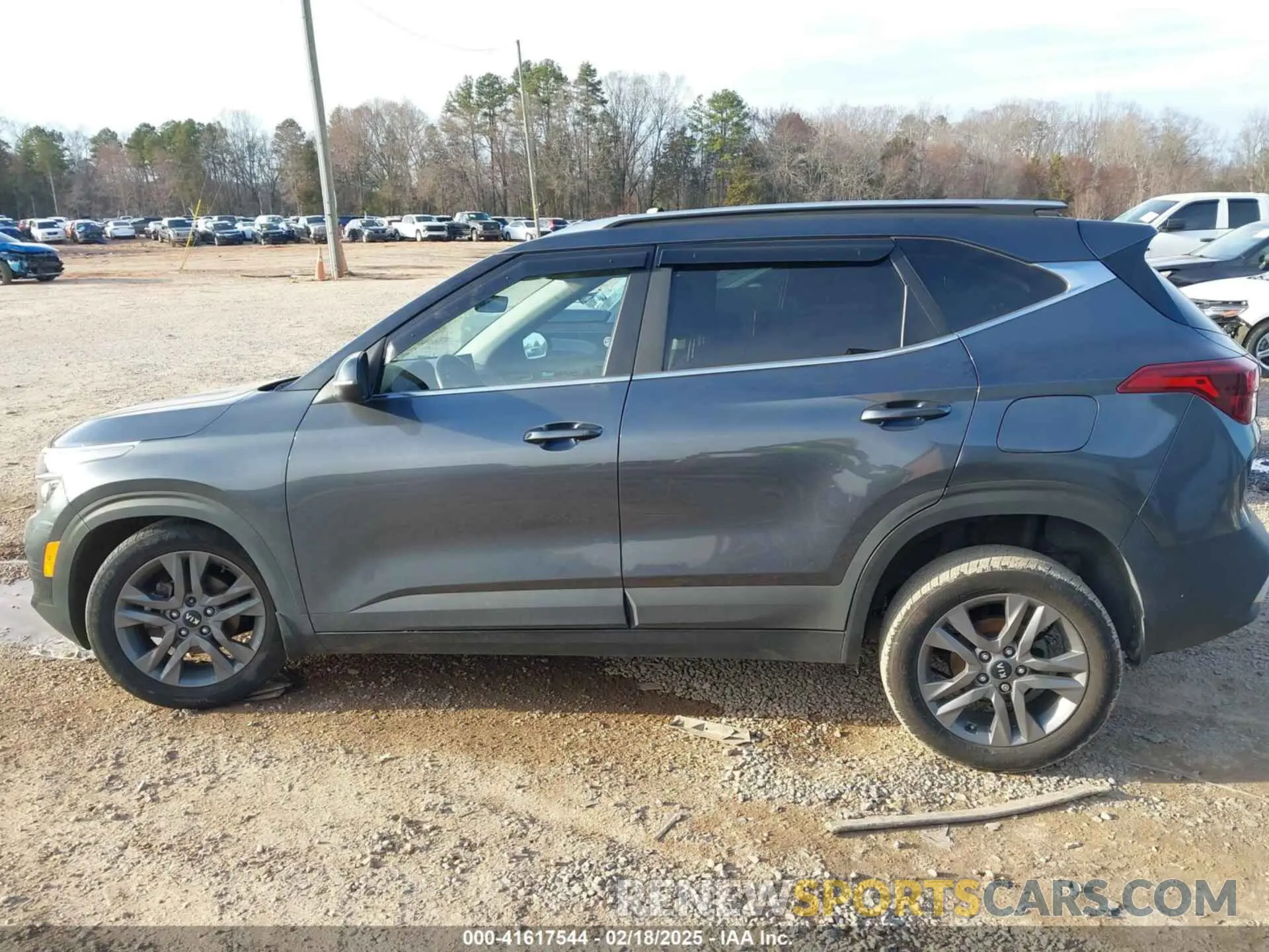 14 Photograph of a damaged car KNDEU2AA2M7103057 KIA SELTOS 2021