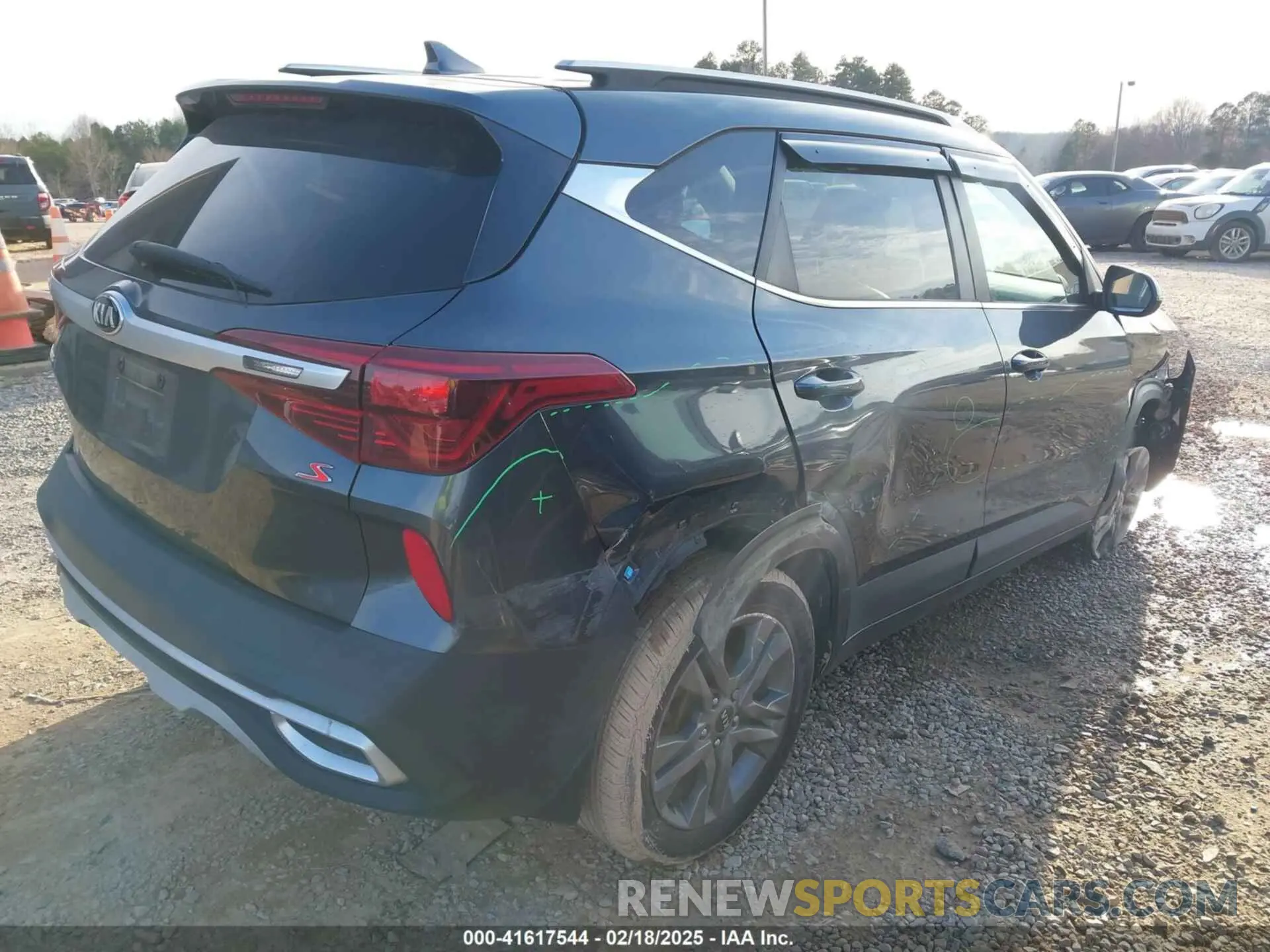 4 Photograph of a damaged car KNDEU2AA2M7103057 KIA SELTOS 2021