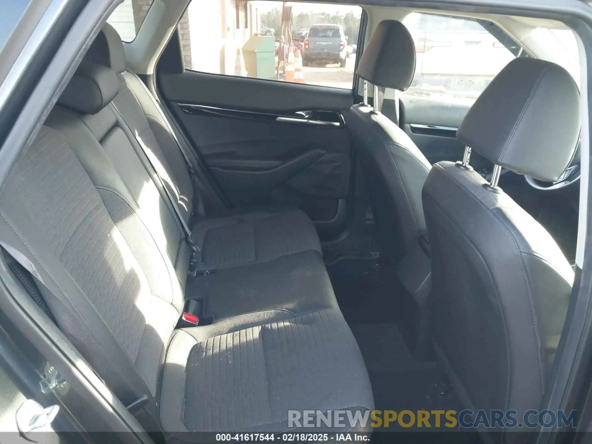 8 Photograph of a damaged car KNDEU2AA2M7103057 KIA SELTOS 2021
