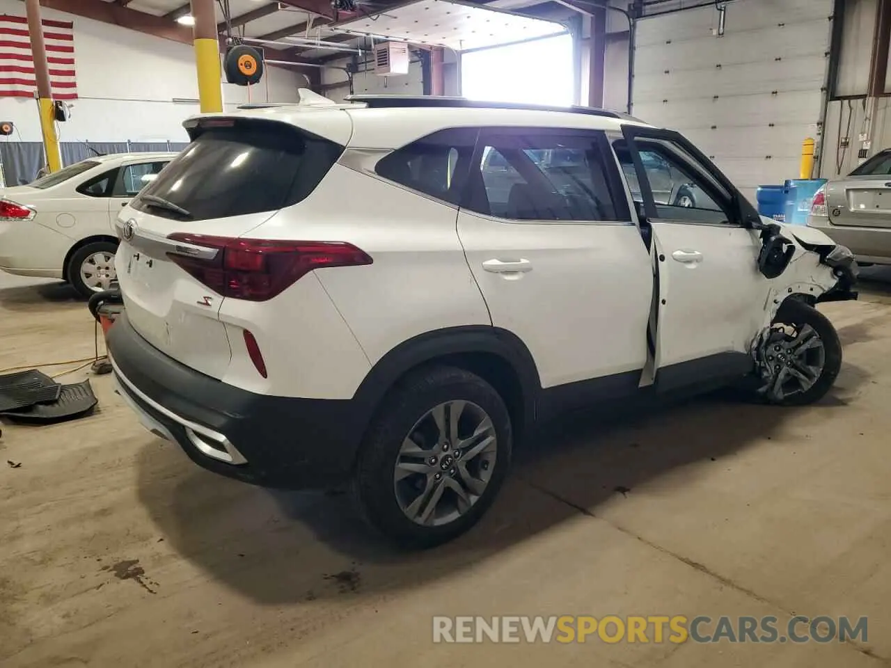 3 Photograph of a damaged car KNDEU2AA2M7175621 KIA SELTOS 2021