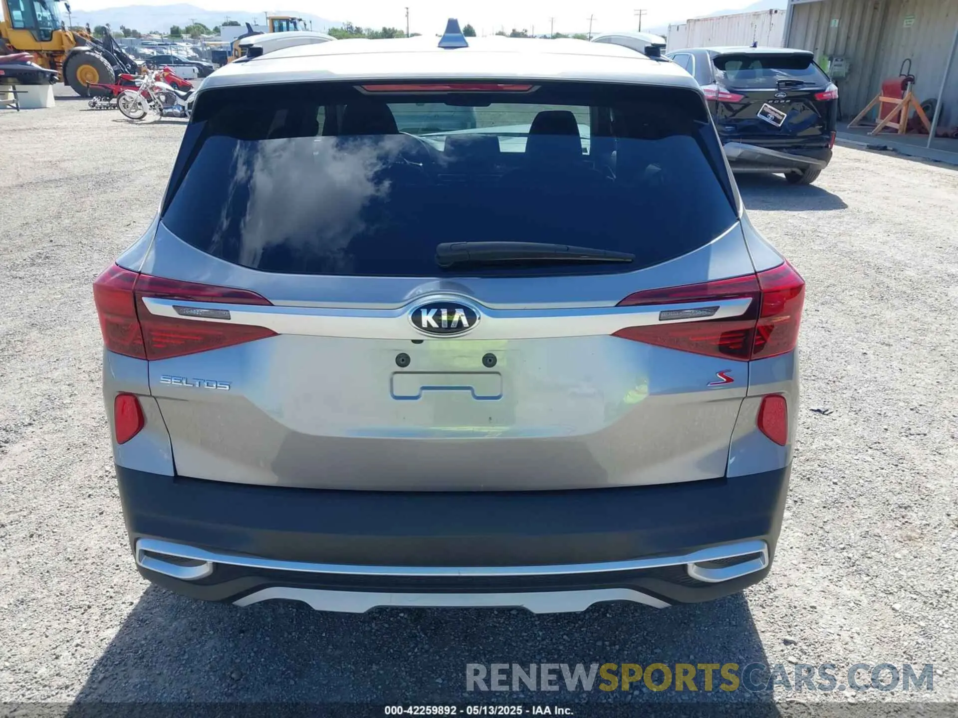 17 Photograph of a damaged car KNDEU2AA2M7195643 KIA SELTOS 2021