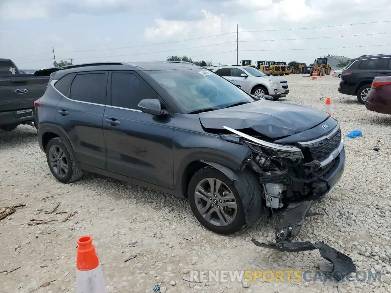 4 Photograph of a damaged car KNDEU2AA4M7129983 KIA SELTOS 2021