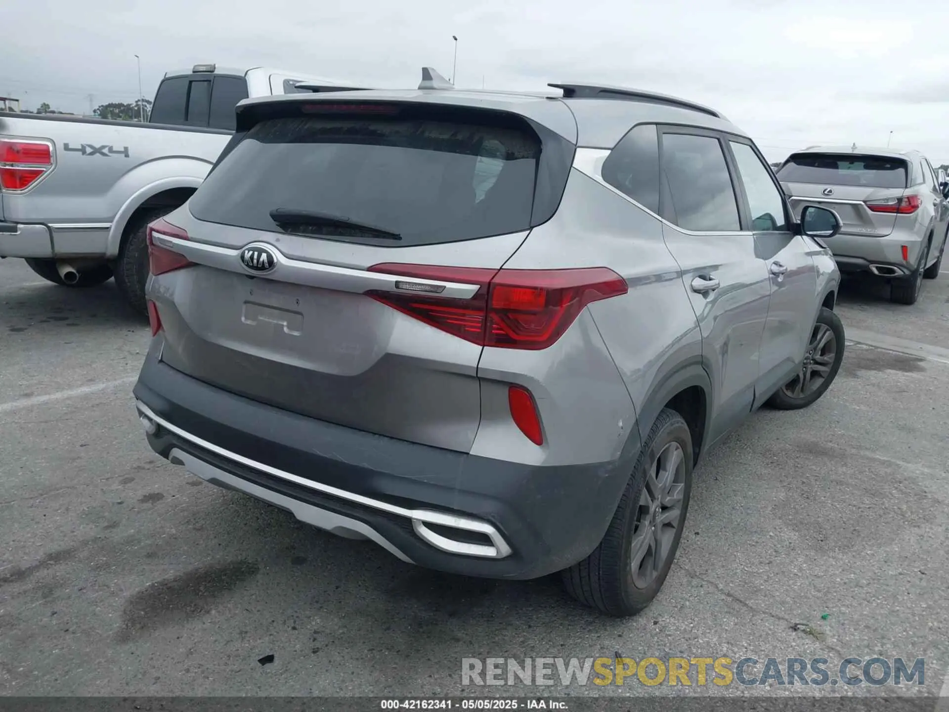 4 Photograph of a damaged car KNDEU2AA5M7218624 KIA SELTOS 2021
