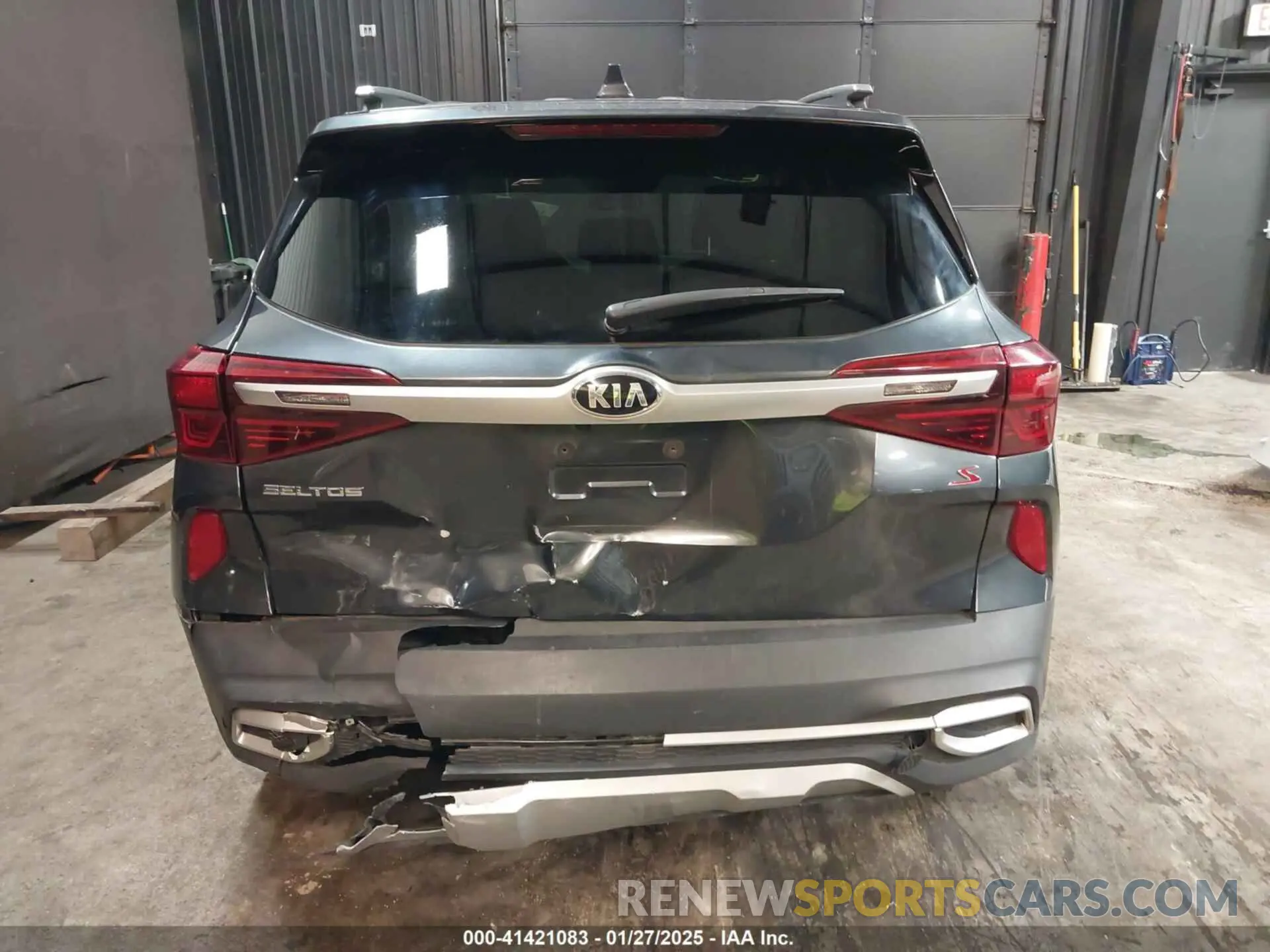 17 Photograph of a damaged car KNDEU2AA5M7227629 KIA SELTOS 2021
