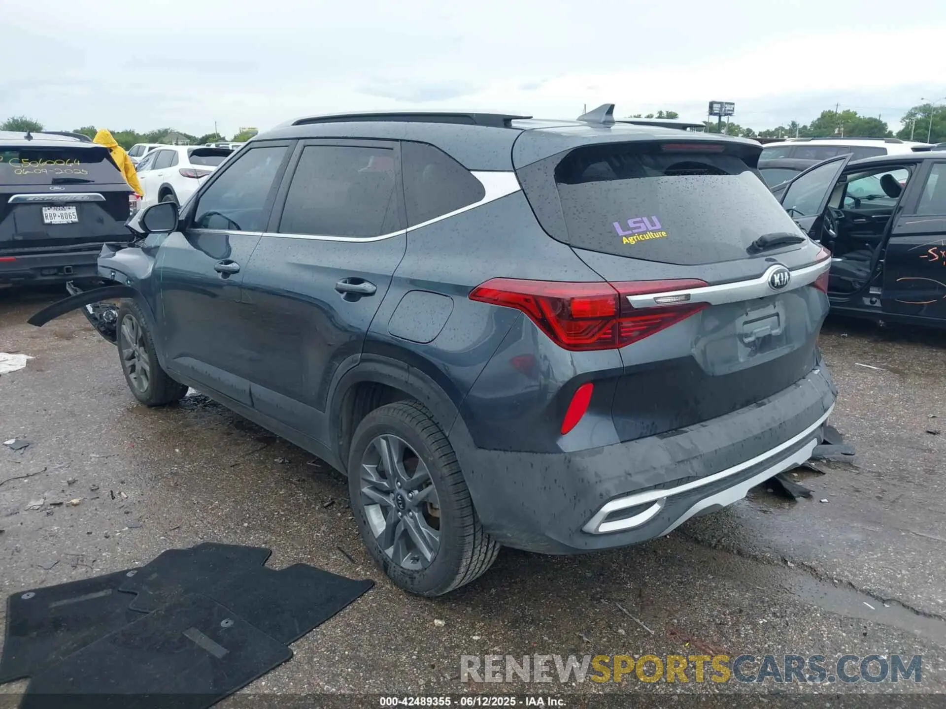 3 Photograph of a damaged car KNDEU2AA6M7060066 KIA SELTOS 2021