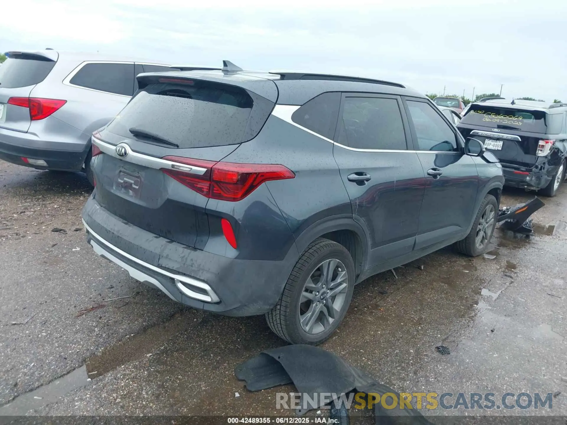 4 Photograph of a damaged car KNDEU2AA6M7060066 KIA SELTOS 2021