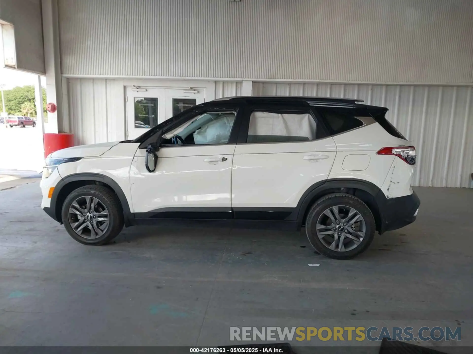14 Photograph of a damaged car KNDEU2AA6M7120850 KIA SELTOS 2021