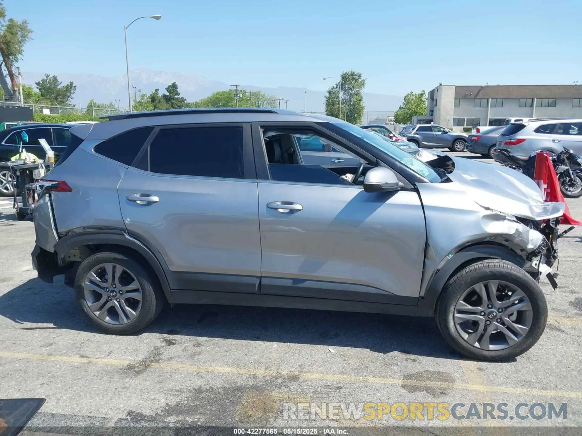 12 Photograph of a damaged car KNDEU2AA8M7225051 KIA SELTOS 2021