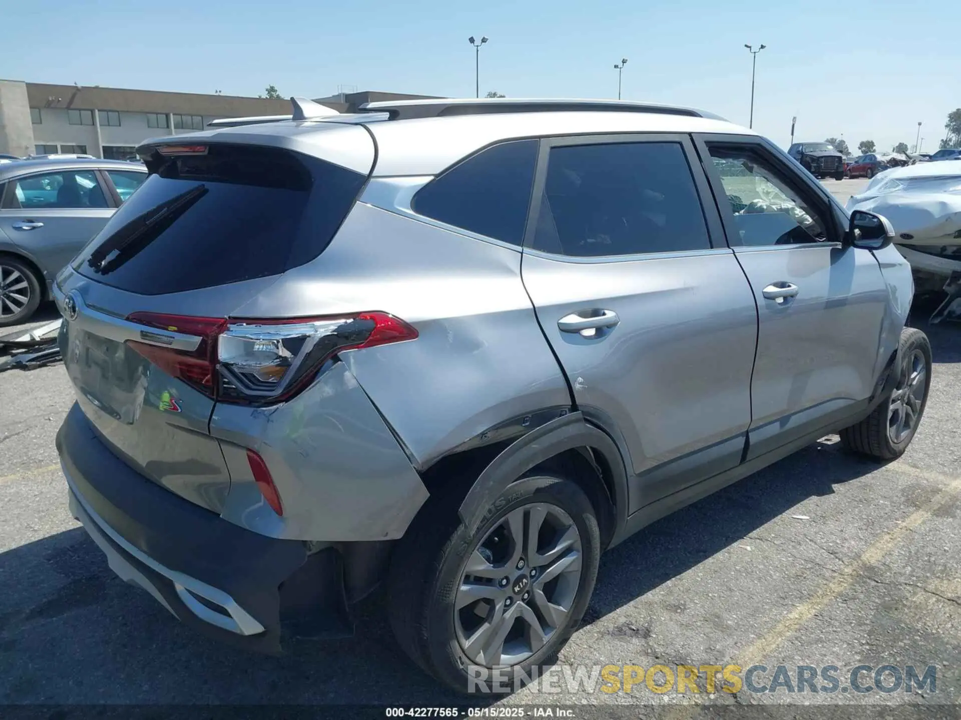 4 Photograph of a damaged car KNDEU2AA8M7225051 KIA SELTOS 2021