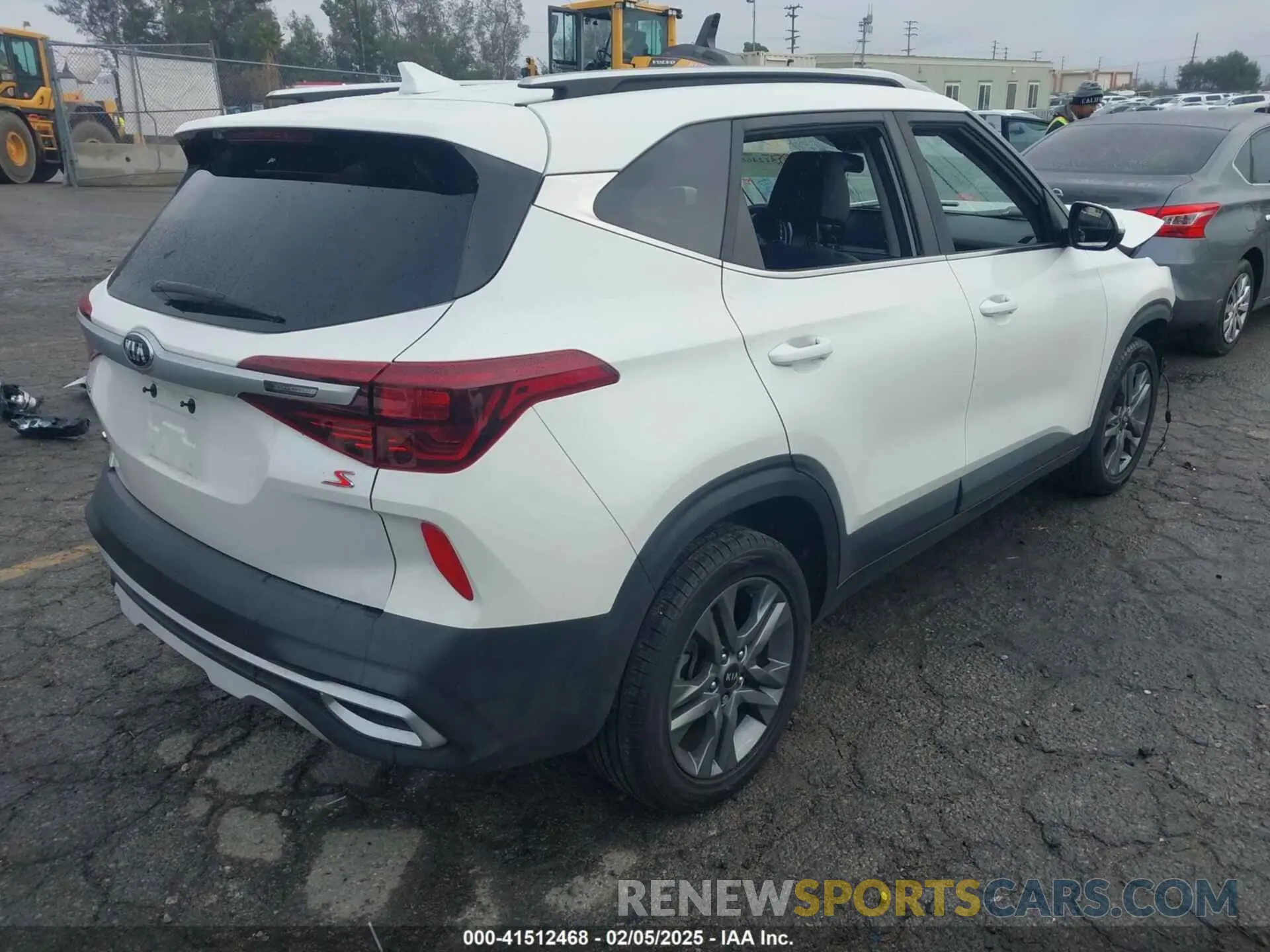 4 Photograph of a damaged car KNDEU2AAXM7058210 KIA SELTOS 2021
