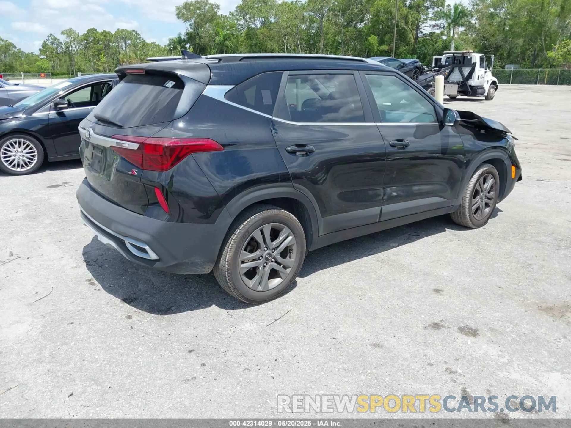 4 Photograph of a damaged car KNDEU2AAXM7082328 KIA SELTOS 2021