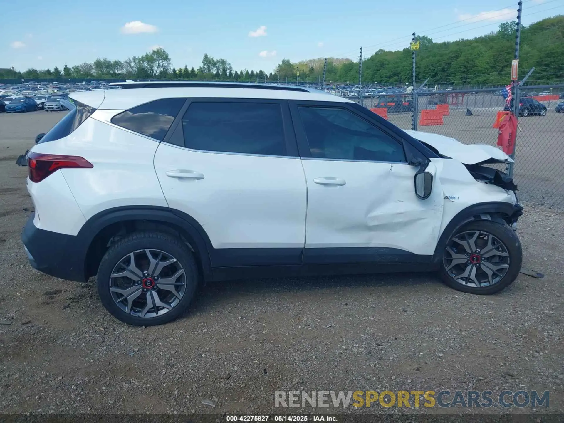 14 Photograph of a damaged car KNDEUCA20M7156399 KIA SELTOS 2021