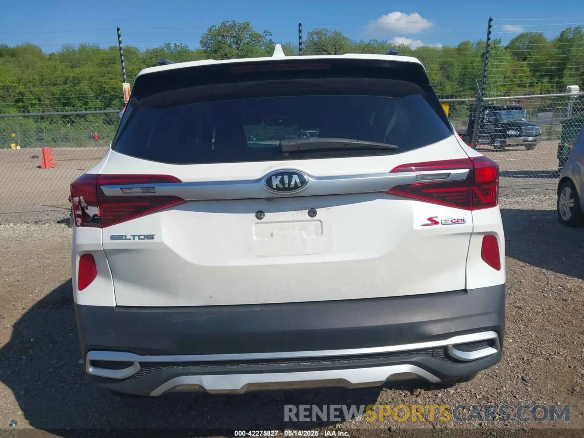 17 Photograph of a damaged car KNDEUCA20M7156399 KIA SELTOS 2021