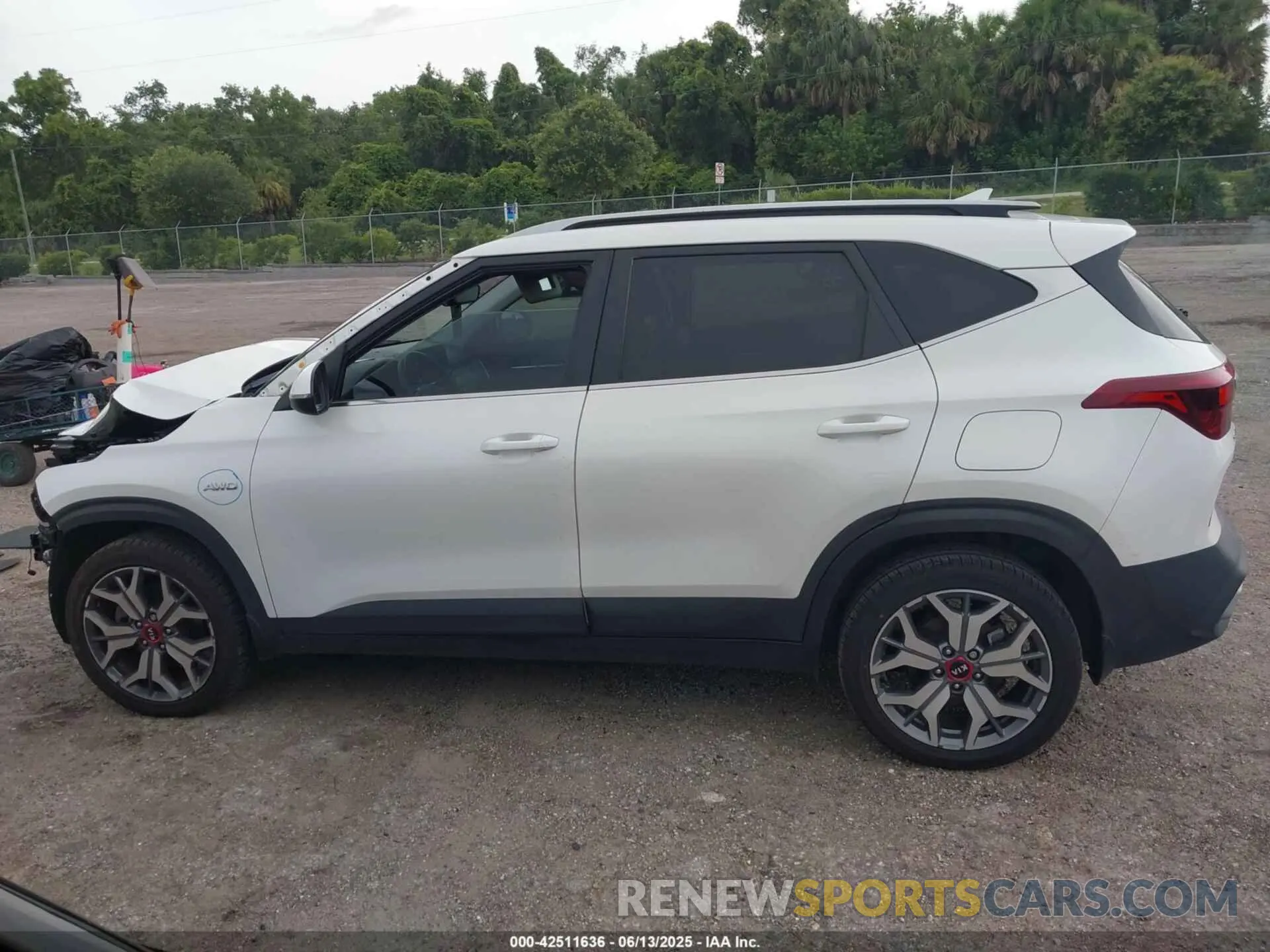 14 Photograph of a damaged car KNDEUCA21M7056893 KIA SELTOS 2021