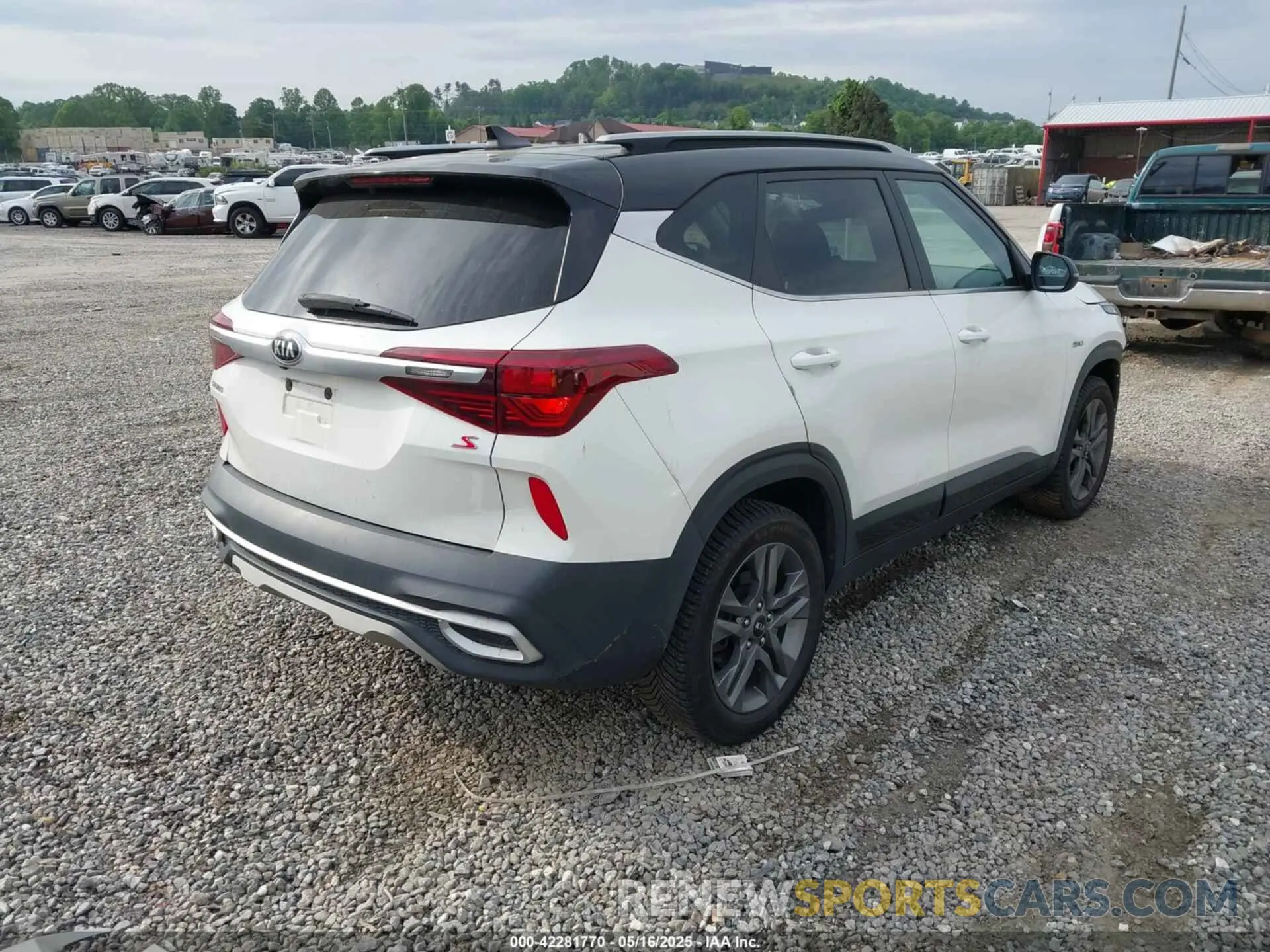4 Photograph of a damaged car KNDEUCAA0M7041549 KIA SELTOS 2021