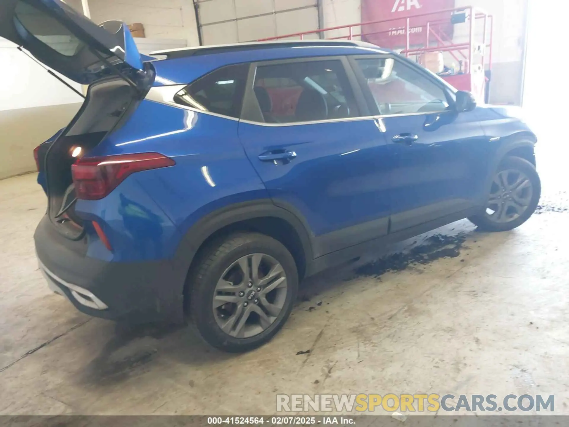 4 Photograph of a damaged car KNDEUCAA0M7135494 KIA SELTOS 2021