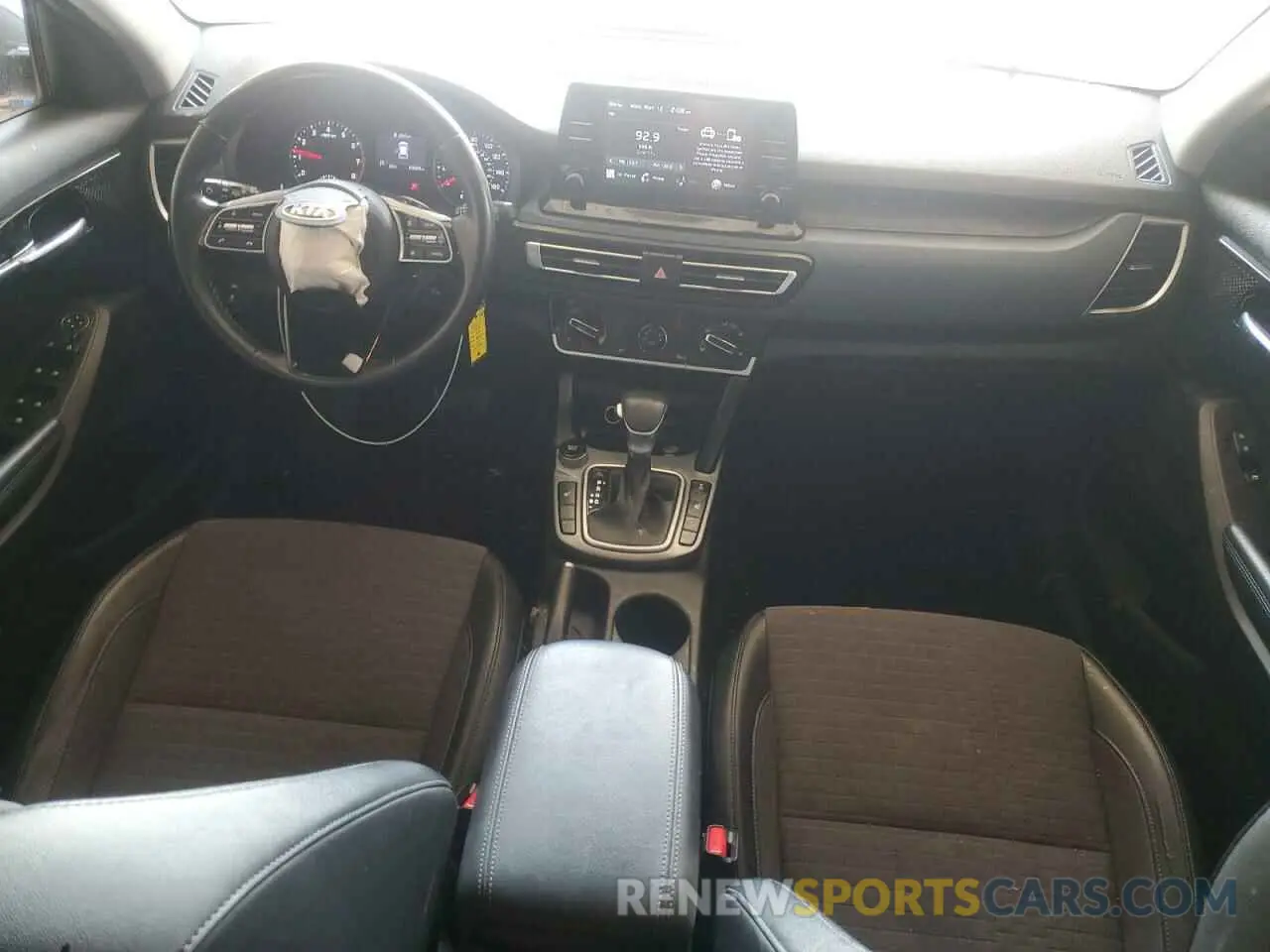 8 Photograph of a damaged car KNDEUCAA1M7083485 KIA SELTOS 2021