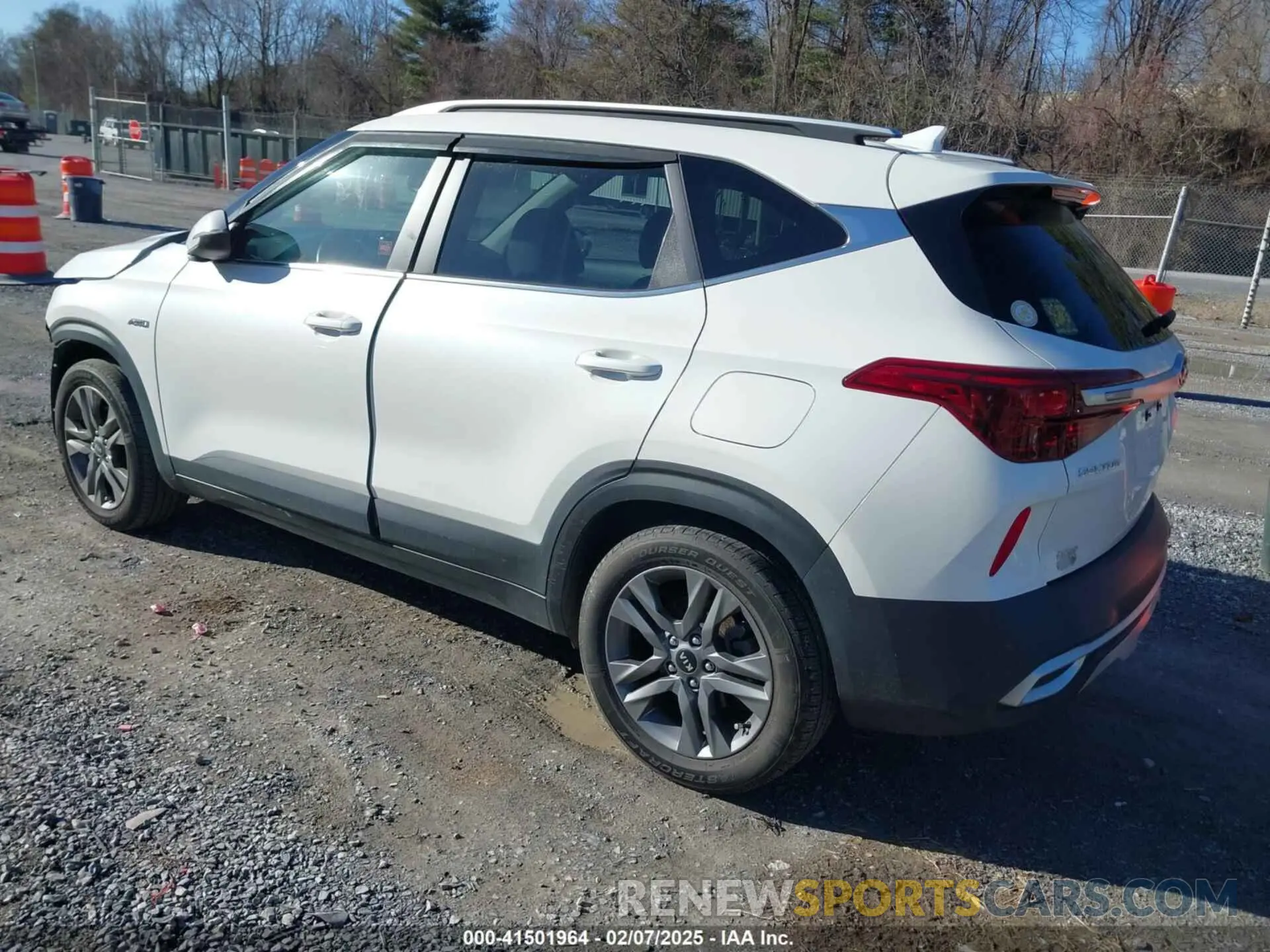 3 Photograph of a damaged car KNDEUCAA2M7041116 KIA SELTOS 2021