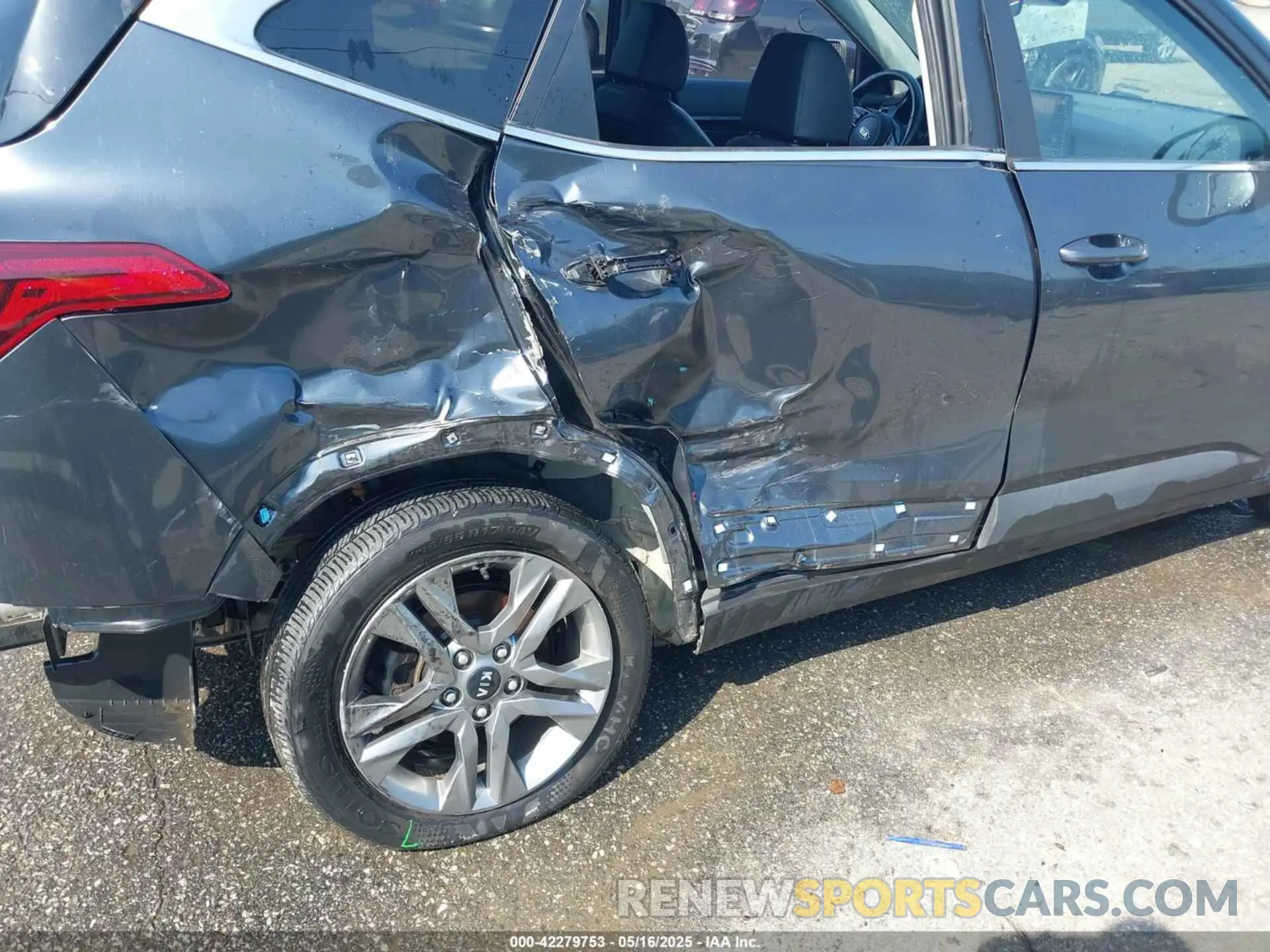 19 Photograph of a damaged car KNDEUCAA2M7149395 KIA SELTOS 2021