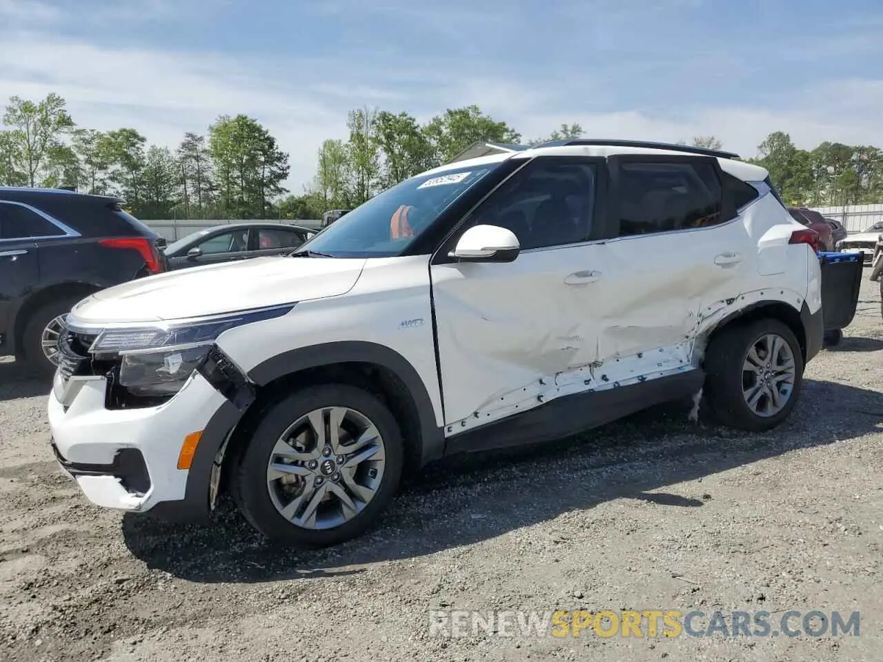 1 Photograph of a damaged car KNDEUCAA2M7206078 KIA SELTOS 2021