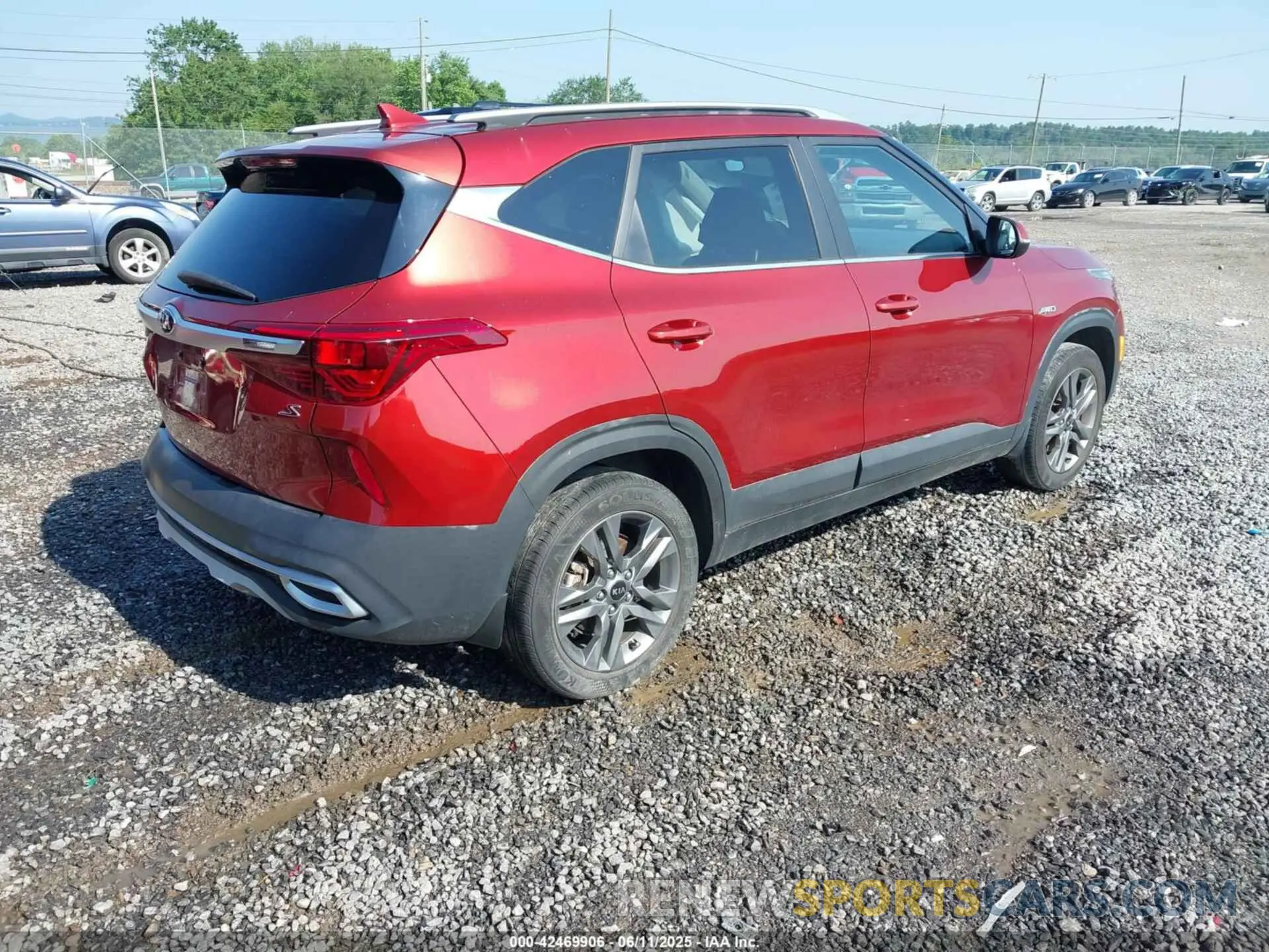 4 Photograph of a damaged car KNDEUCAA3M7073038 KIA SELTOS 2021