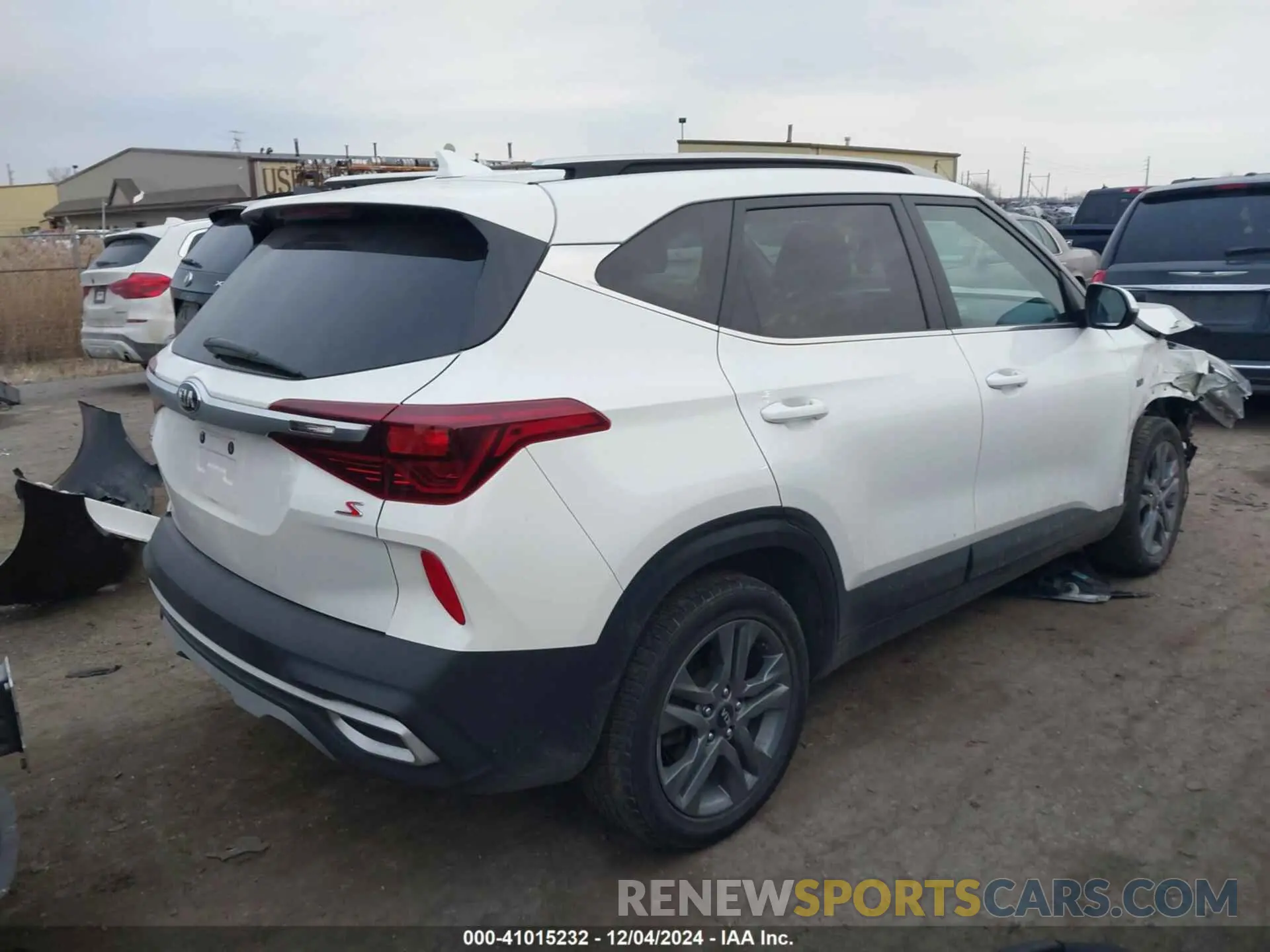 4 Photograph of a damaged car KNDEUCAA5M7046780 KIA SELTOS 2021