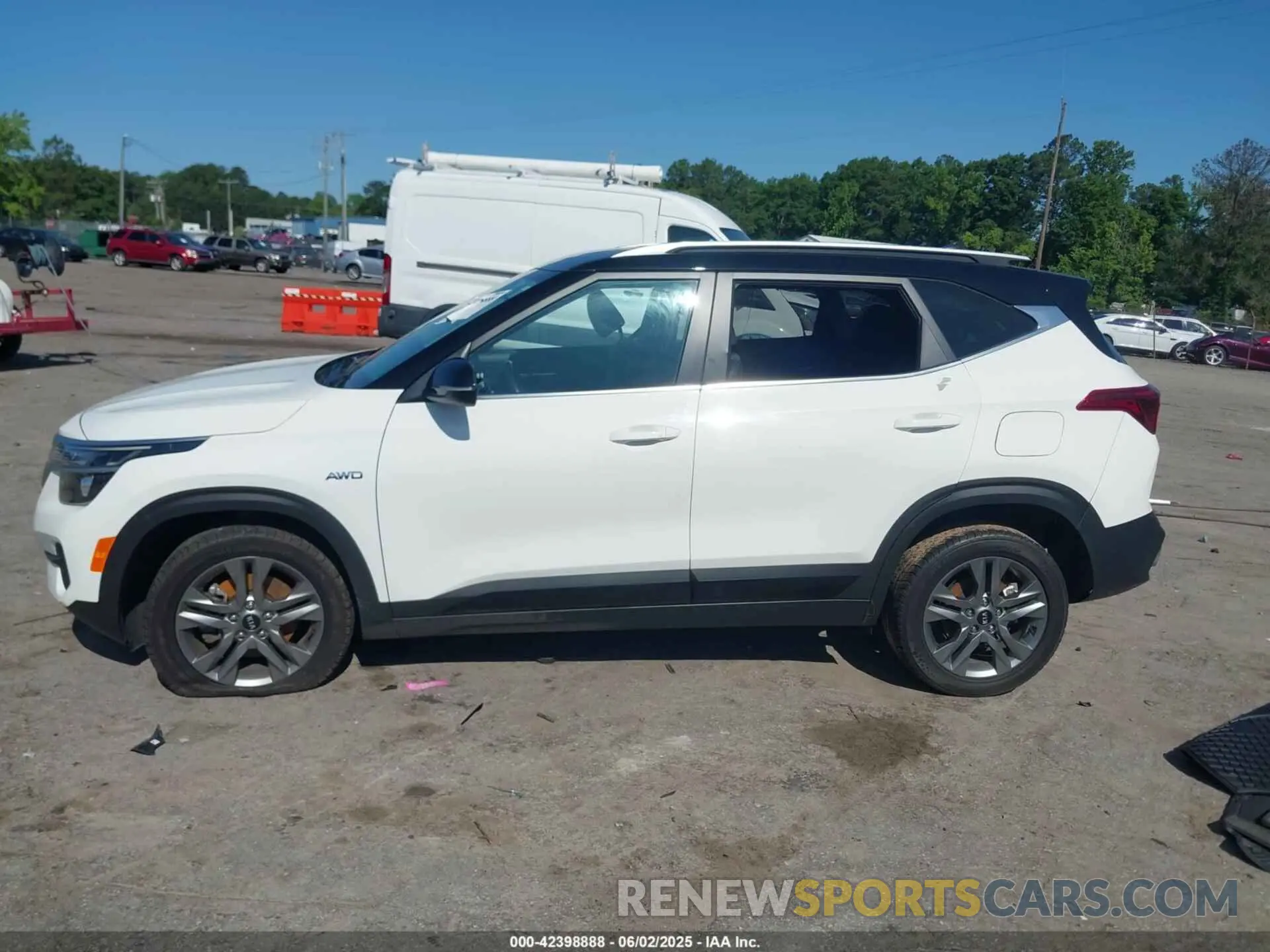 13 Photograph of a damaged car KNDEUCAA5M7078483 KIA SELTOS 2021