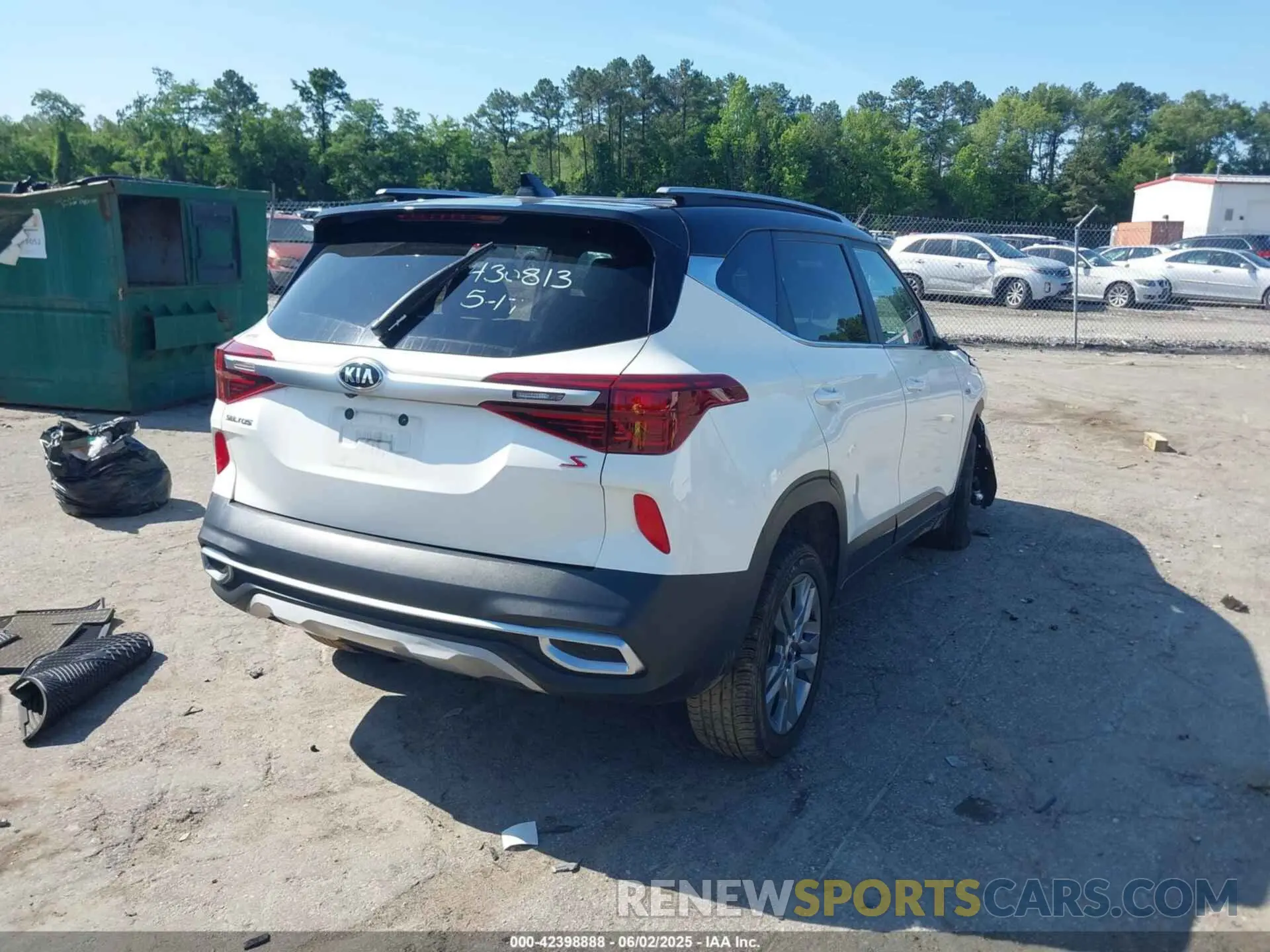4 Photograph of a damaged car KNDEUCAA5M7078483 KIA SELTOS 2021