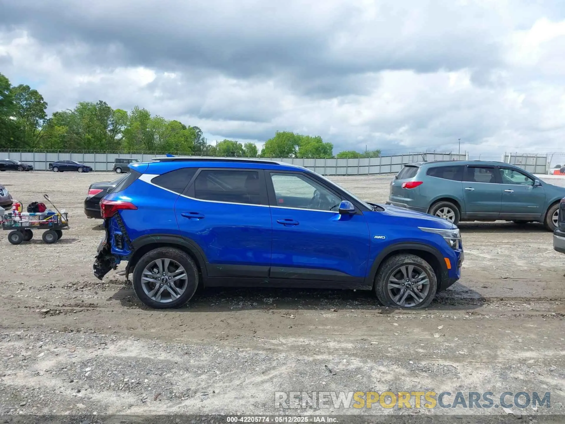13 Photograph of a damaged car KNDEUCAA8M7184183 KIA SELTOS 2021