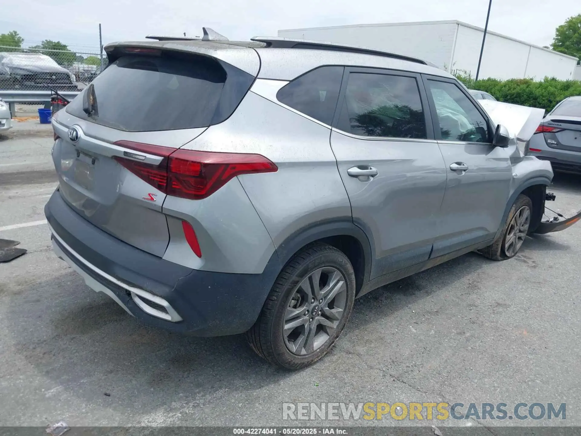 4 Photograph of a damaged car KNDEUCAA9M7084593 KIA SELTOS 2021