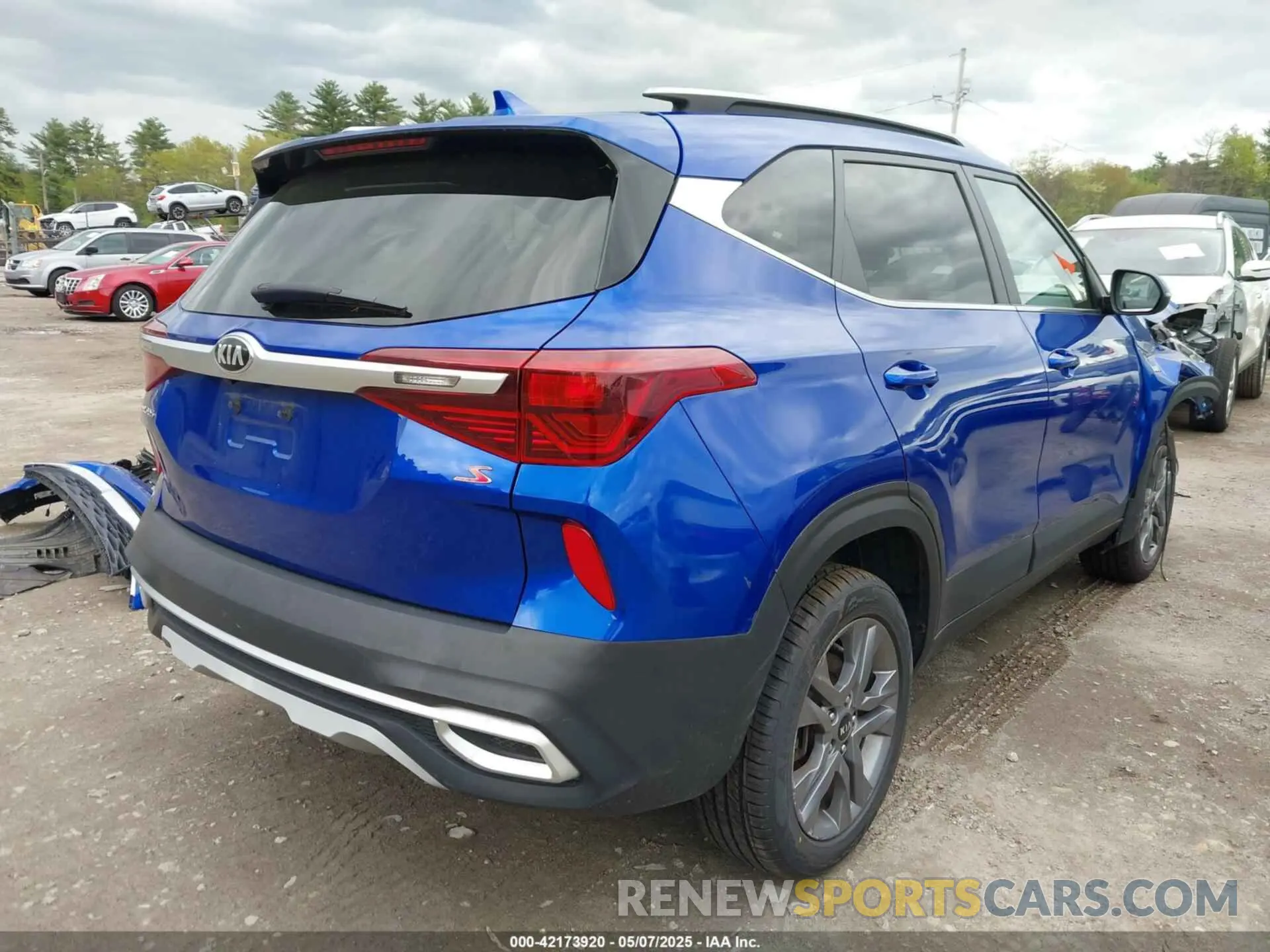 4 Photograph of a damaged car KNDEUCAAXM7121179 KIA SELTOS 2021